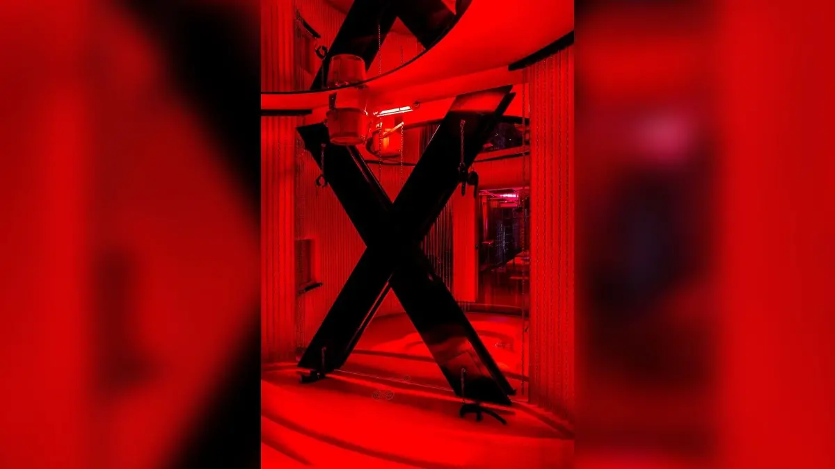 Bondage statt Business: In diesem Raum dominieren Ketten, Spiegel – und ein großes X.