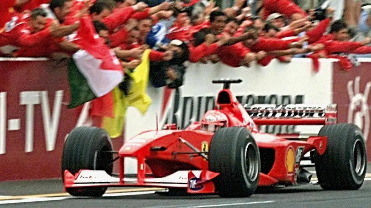 ARCHIV - Die Mechaniker des Ferrari-Teams jubeln, als der deutsche Pilot Michael Schumacher die Ziellinie passiert (Archivfoto vom 08.10.2000). Schumacher siegte am 08.10.2000 im japanischen Suzuka und gewann vorzeitig den WM-Titel in der Formel 1. Er feierte seinen dritten Titelgewinn nach 1994 und 1995. Nach dem F1-Rennen in Monza am Sonntag (10.09.2006) wird möglicherweise bekanntgegeben, ob der siebenmalige Weltmeister Michael Schumacher seinen auslaufenden Vertrag bei Ferrari noch einmal verlängert oder seine Karriere in diesem Jahr beendet. (zu dpa 0396 vom 06.09.2006) +++(c) dpa - Bildfunk+++