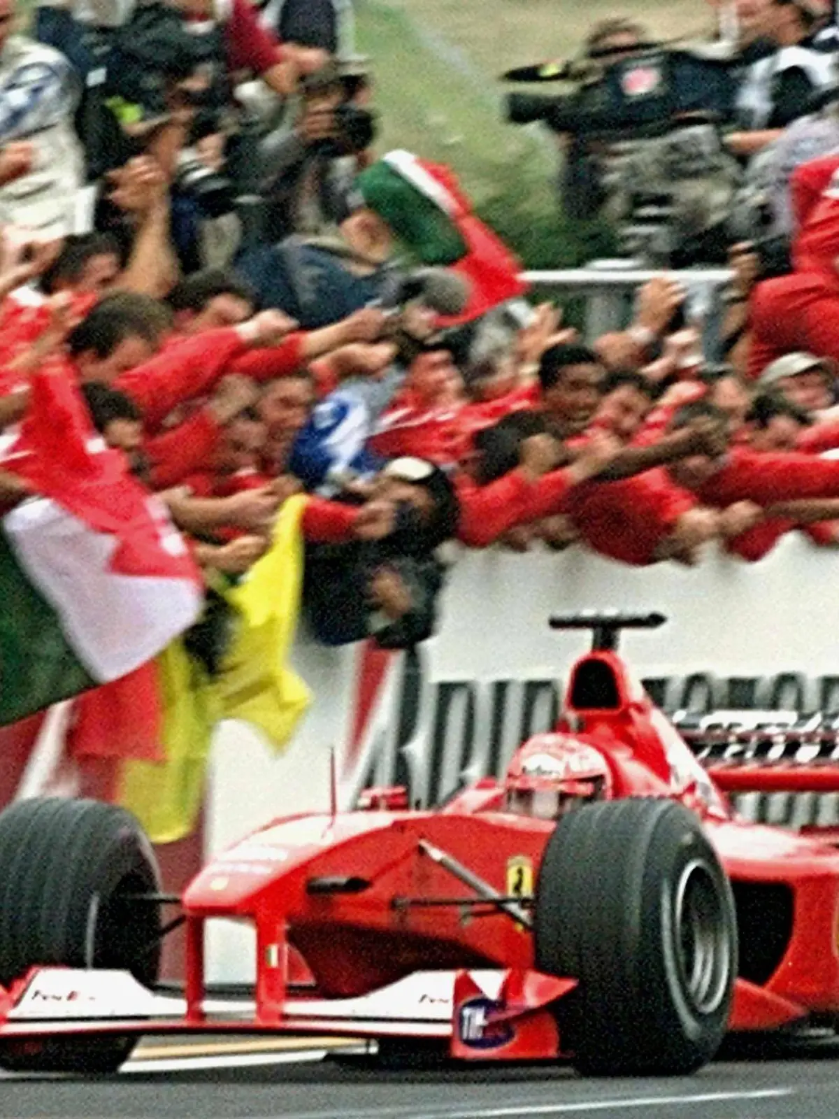 ARCHIV - Die Mechaniker des Ferrari-Teams jubeln, als der deutsche Pilot Michael Schumacher die Ziellinie passiert (Archivfoto vom 08.10.2000). Schumacher siegte am 08.10.2000 im japanischen Suzuka und gewann vorzeitig den WM-Titel in der Formel 1. Er feierte seinen dritten Titelgewinn nach 1994 und 1995. Nach dem F1-Rennen in Monza am Sonntag (10.09.2006) wird möglicherweise bekanntgegeben, ob der siebenmalige Weltmeister Michael Schumacher seinen auslaufenden Vertrag bei Ferrari noch einmal verlängert oder seine Karriere in diesem Jahr beendet. (zu dpa 0396 vom 06.09.2006)  +++(c) dpa - Bildfunk+++