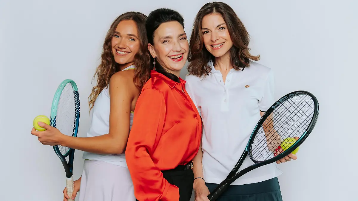 Tatjana Clasing (M., spielt Simone Steinkamp) mit Josephine Martz (l., spielt „Joana Perez”) und Bianca Hein (spielt „Gabriella Perez”)

+++ Die Verwendung des sendungsbezogenen Materials ist nur mit dem Hinweis und Verlinkung auf RTL+ gestattet. +++