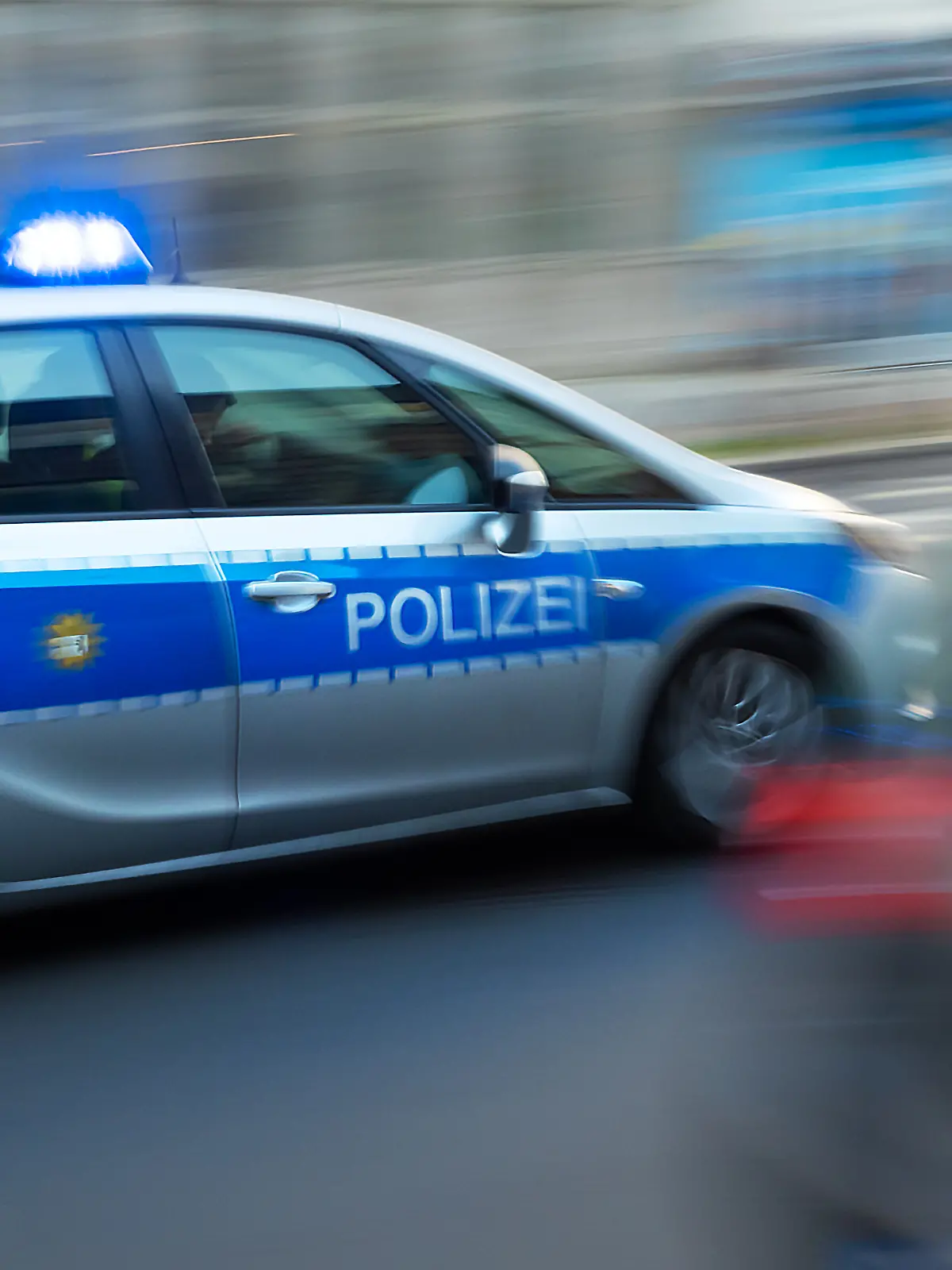 Bild zu: "Unbeteiligte Frau stirbt bei illegalem Autorennen in Berlin"