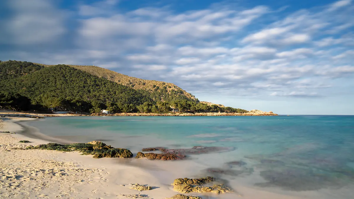 Rettungskräfte bergen den Verunglückten an der felsigen Cala Agulla – die Nacht endet tragisch.