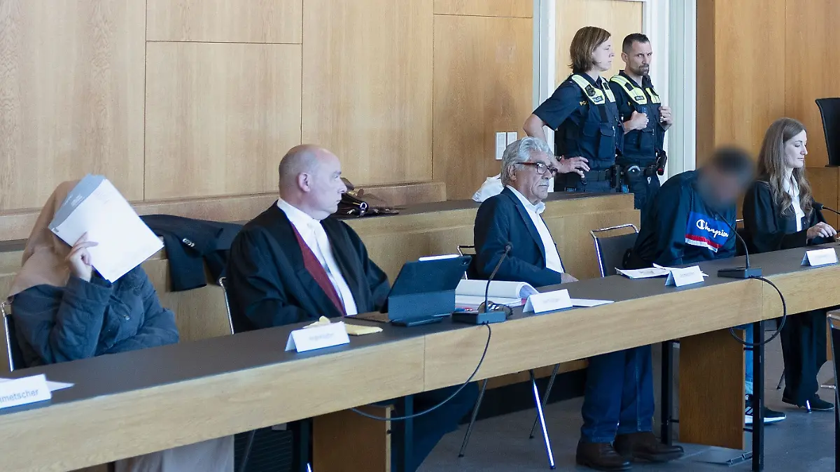 Wegen der Tötung eines 18-Jährigen ist ein Ehepaar aus dem bayerischen Altenbuch wegen Mordes zu einer lebenslangen Freiheitsstrafe verurteilt worden. Das Landgericht Aschaffenburg stellte zudem die besondere Schwere der Schuld des Ehemannes fest, wie eine Sprecherin am Freitag mitteilte. Damit ist für ihn eine vorzeitige Entlassung aus der Haft praktisch ausgeschlossen.