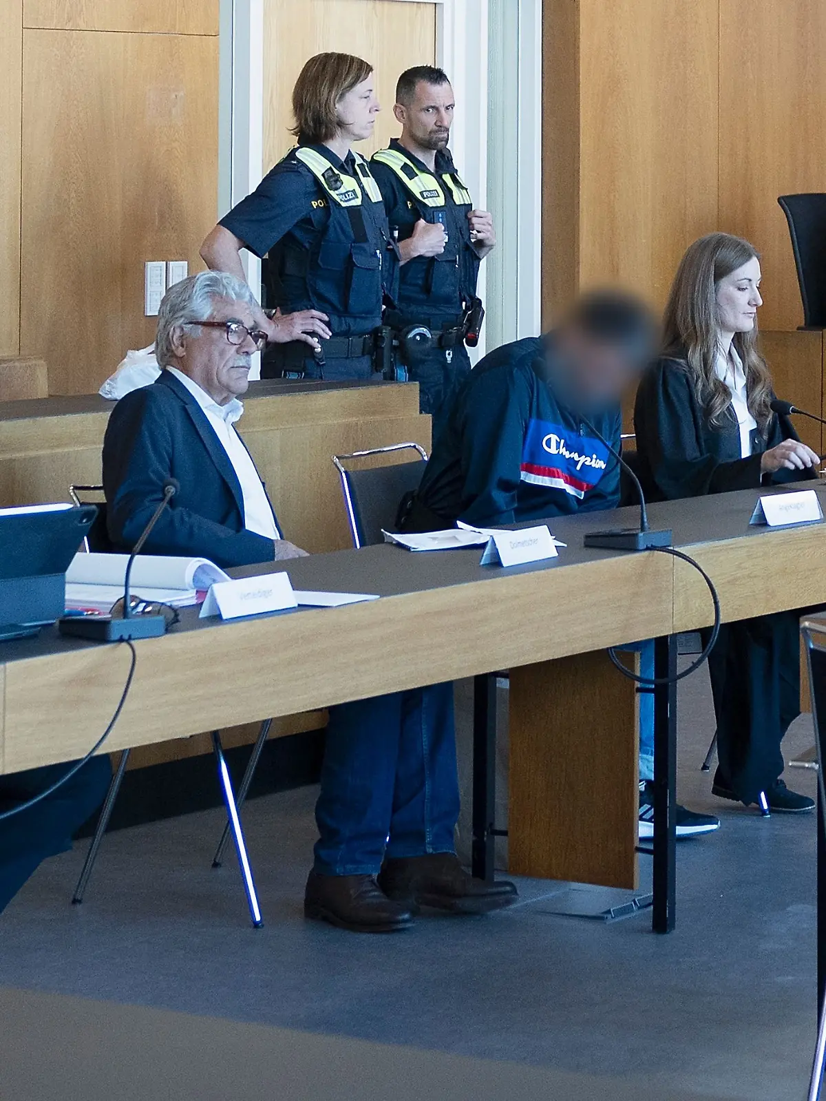 Wegen der Tötung eines 18-Jährigen ist ein Ehepaar aus dem bayerischen Altenbuch wegen Mordes zu einer lebenslangen Freiheitsstrafe verurteilt worden. Das Landgericht Aschaffenburg stellte zudem die besondere Schwere der Schuld des Ehemannes fest, wie eine Sprecherin am Freitag mitteilte. Damit ist für ihn eine vorzeitige Entlassung aus der Haft praktisch ausgeschlossen.