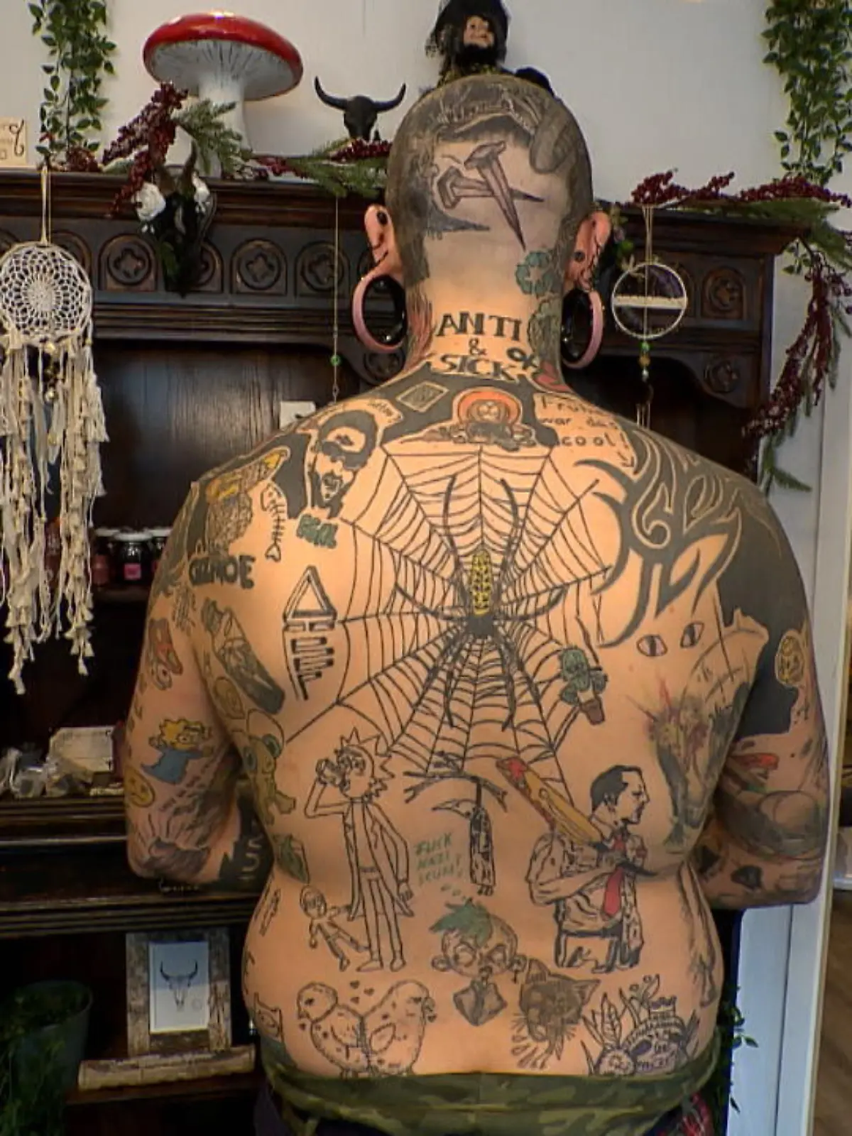 Zahlreiche Gesichtstattoos, Piercings, Ohrtunnel, eine gespaltene Zunge und sogar ein tätowierter Augapfel. Wenn Tobias Müller durch die Innenstadt spaziert, zieht er neugierige Blicke auf sich. Und für den Dortmunder ist noch nicht Schluss.
