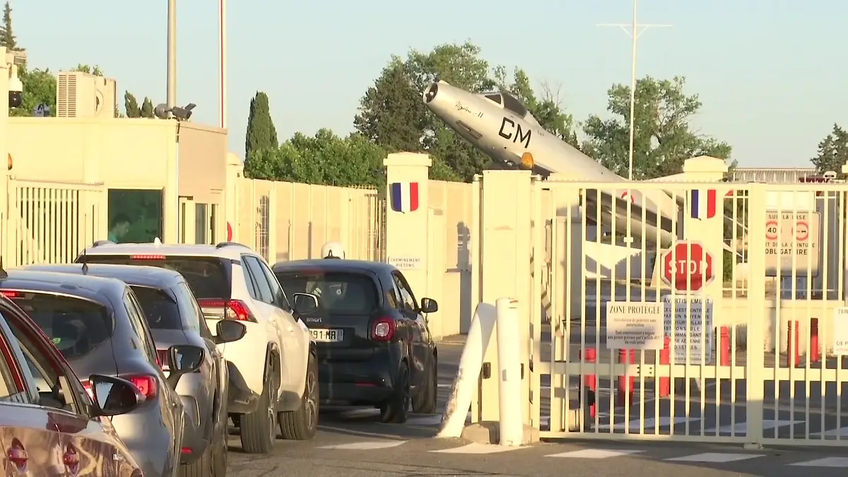 Ein zweijähriger Junge ist gestorben, nachdem er in Südfrankreich, wo derzeit eine Hitzewelle herrscht, in einem Auto zurückgelassen wurde. Der Vater sei wohl zur Arbeit gefahren und habe seinen Sohn schlicht vergessen. Die Umstände sind noch unklar.