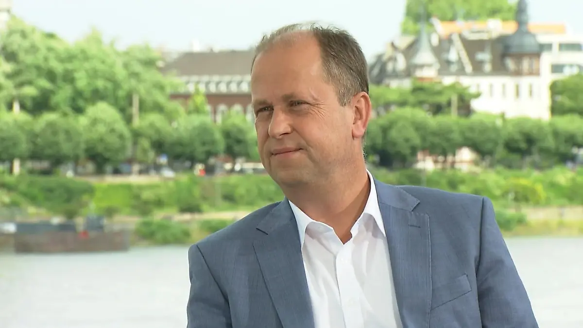Gespräch mit NRW-Vizeminsterpräsid. Joachim Stamp (FDP) RTL WEST Sommerplausch
