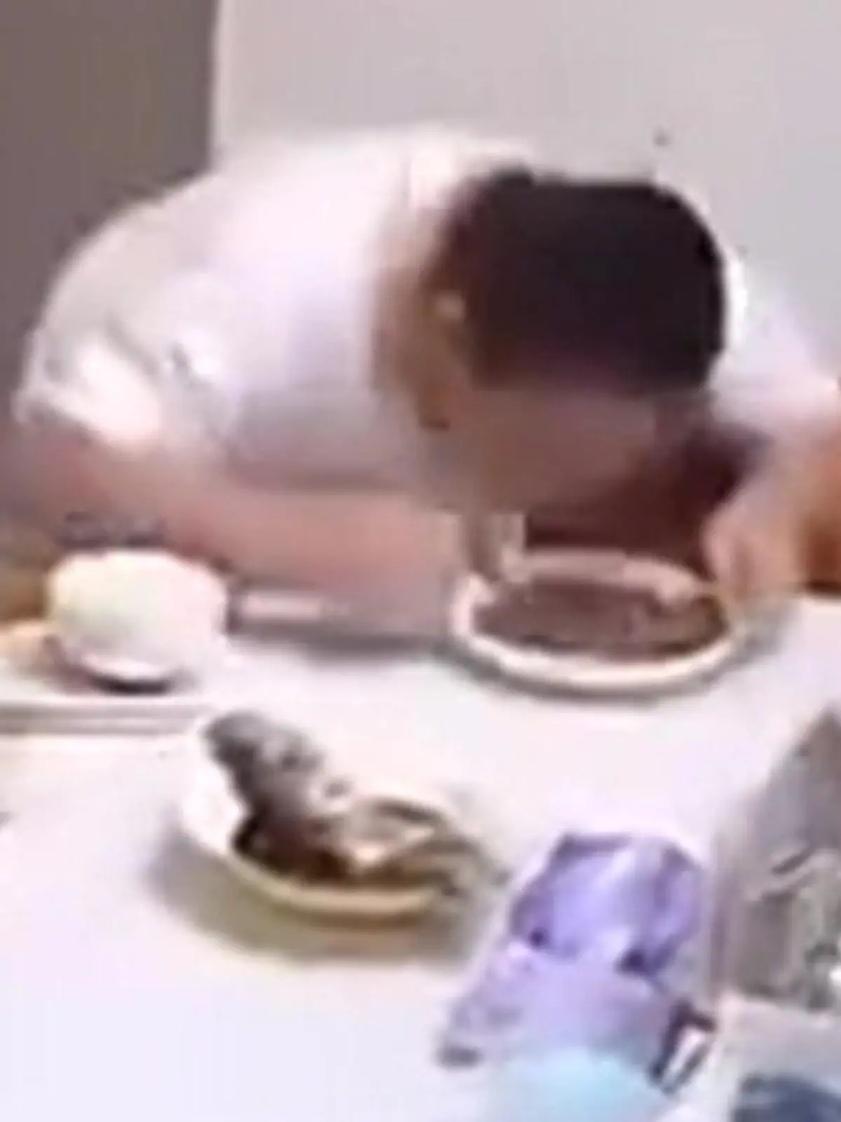 Nichts hält diesen Jungen vom Essen ab – nicht mal ein Erdbeben!