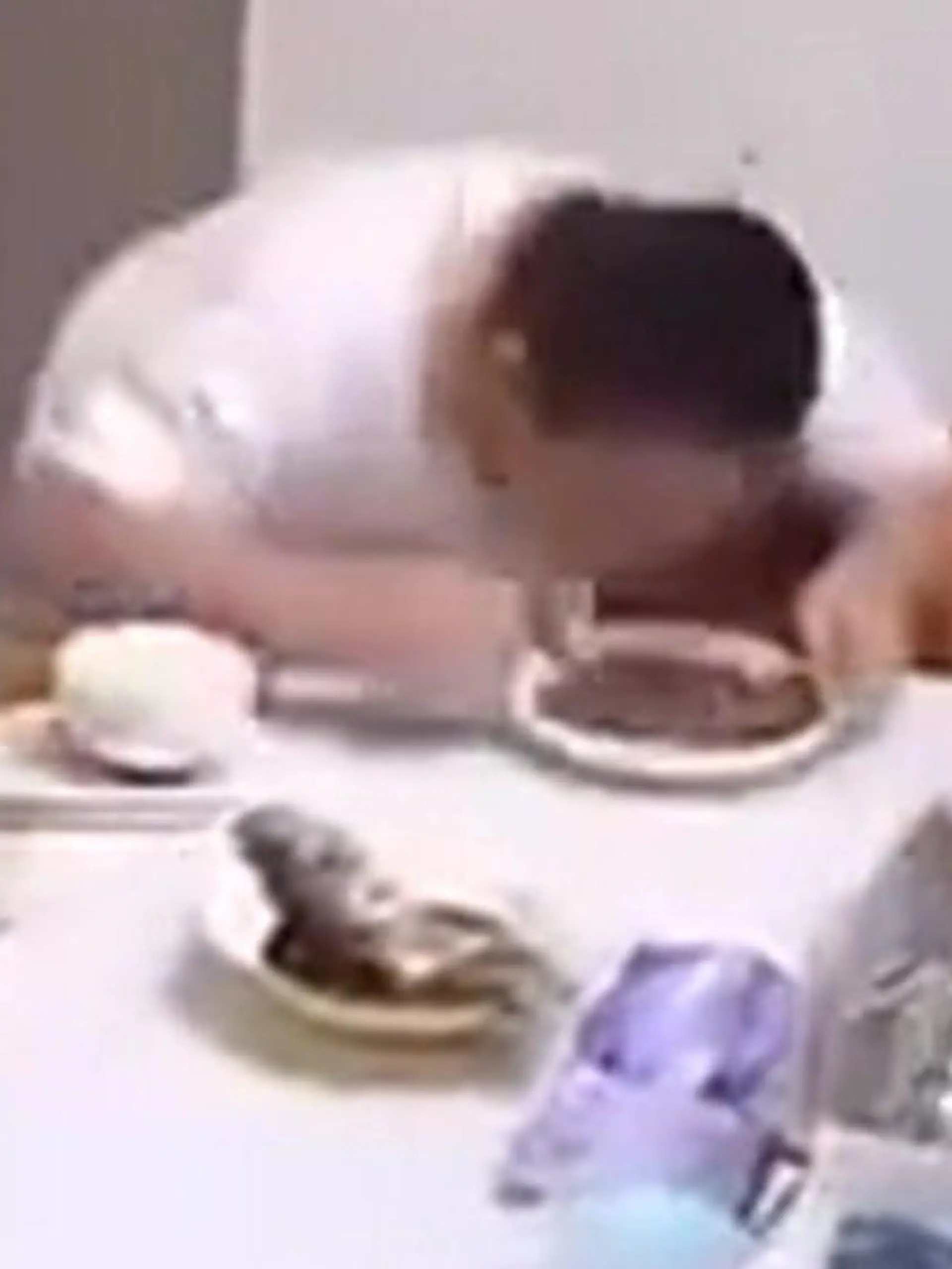 Nichts hält diesen Jungen vom Essen ab – nicht mal ein Erdbeben!