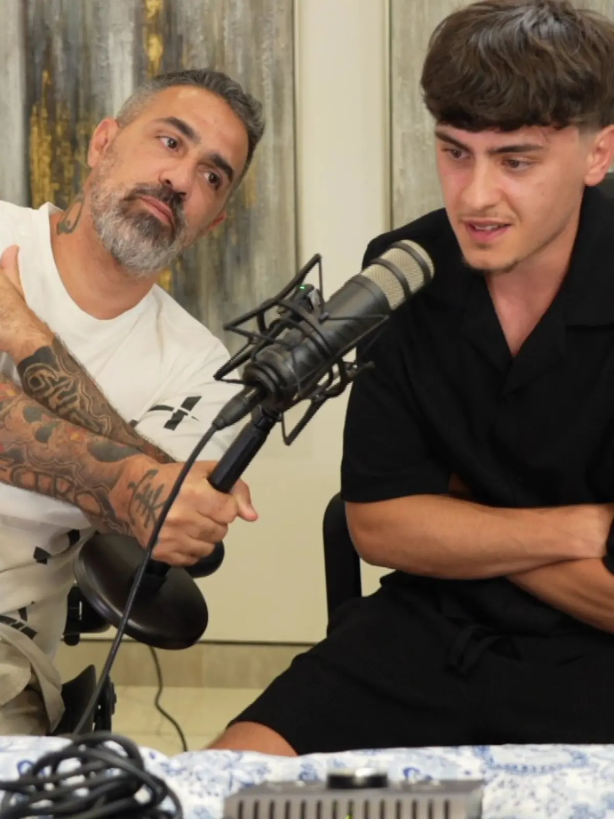 Bushido und sein Stiefsohn Montry beim Aufzeichnen der neuesten Podcast-Folge