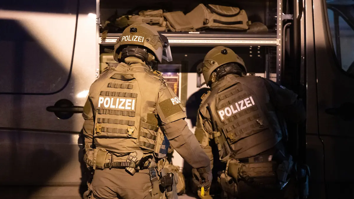 Was genau ist zwischen einem beschuldigten Mann (19) und einer Prostituierten im hessischen Weiterstadt passiert? Die Vorwürfe wiegen schwer! Der Mann soll die Frau erst mit einer Waffe bedroht, dann vergewaltigt und anschließend ausgeraubt haben. Zunächst kommt er davon, doch dann schreiten Spezialkräfte der Polizei ein.