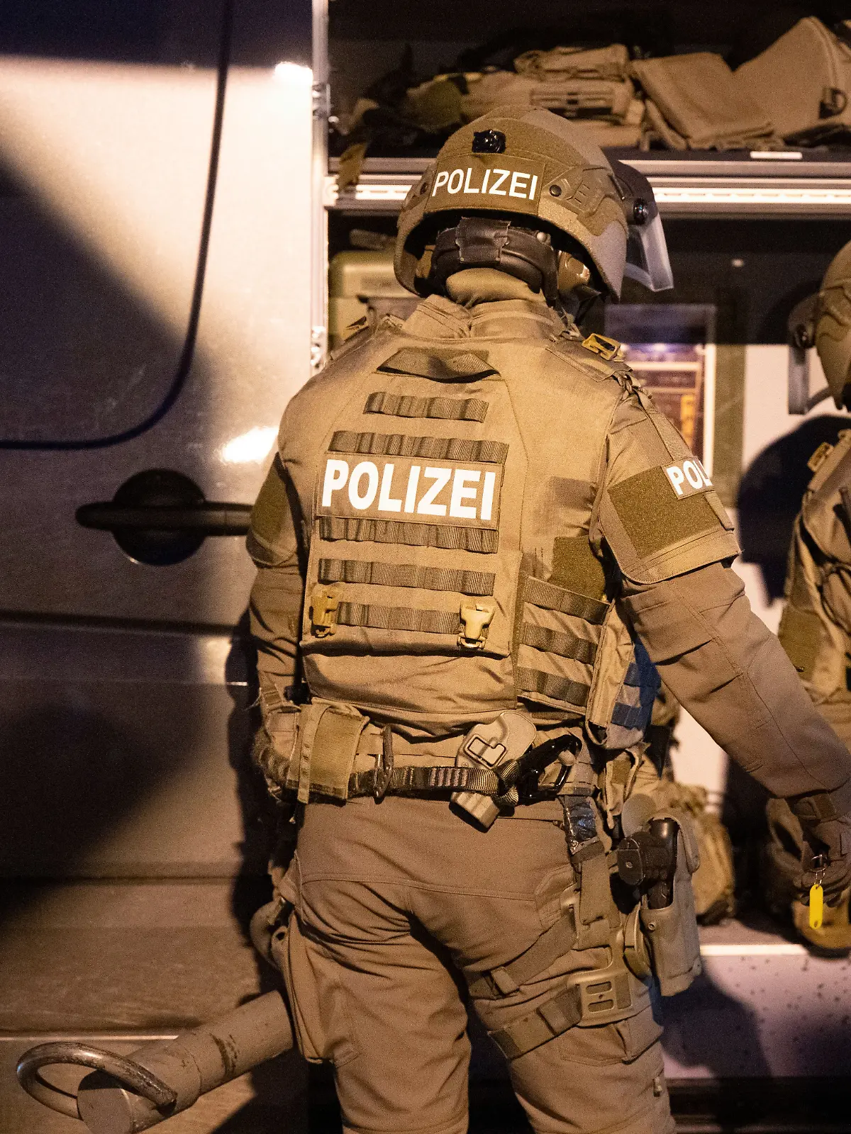 Was genau ist zwischen einem beschuldigten Mann (19) und einer Prostituierten im hessischen Weiterstadt passiert? Die Vorwürfe wiegen schwer! Der Mann soll die Frau erst mit einer Waffe bedroht, dann vergewaltigt und anschließend ausgeraubt haben. Zunächst kommt er davon, doch dann schreiten Spezialkräfte der Polizei ein.