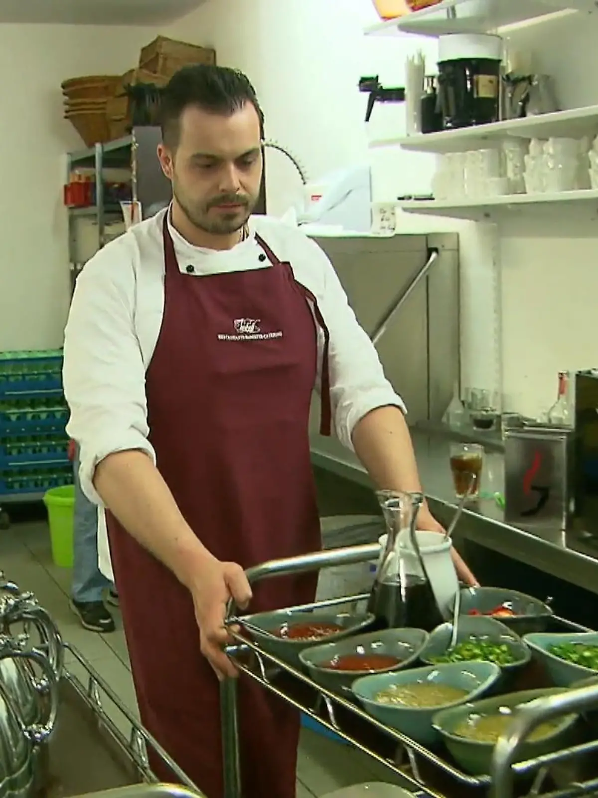 Ob in der Pflege, im Handwerk oder in der IT. Überall fehlt es an Personal. Auch das Gastrogewerbe ist betroffen. Die Branche steht in Deutschland vor einer riesigen Herausforderung. Mehrere hunderttausend Fachkräfte fehlen in Hotels und Gaststätten. Die Lösung könnten Arbeiter aus dem Ausland sein.
