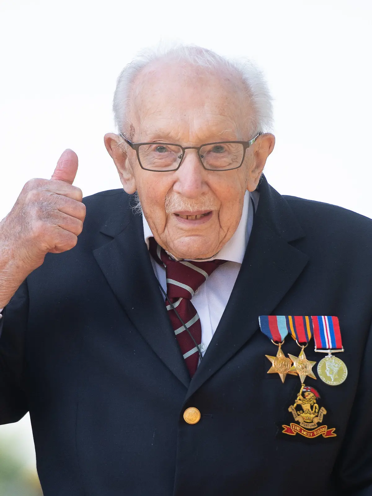ARCHIV - 16.04.2020, Großbritannien, Marston Moretaine: Der 99-jährige Kriegsveteran Tom Moore zeigt seinen Daumen nach oben. Der Brite ist mit seiner Version der Fußball-Hymne «You'll Never Walk Alone» an die Spitze der Charts in Großbritannien gestürmt. (zu dpa "Knapp 100-jähriger Brite stürmt Charts mit «You'll Never Walk Alone»") Foto: Joe Giddens/PA Wire/dpa +++ dpa-Bildfunk +++
