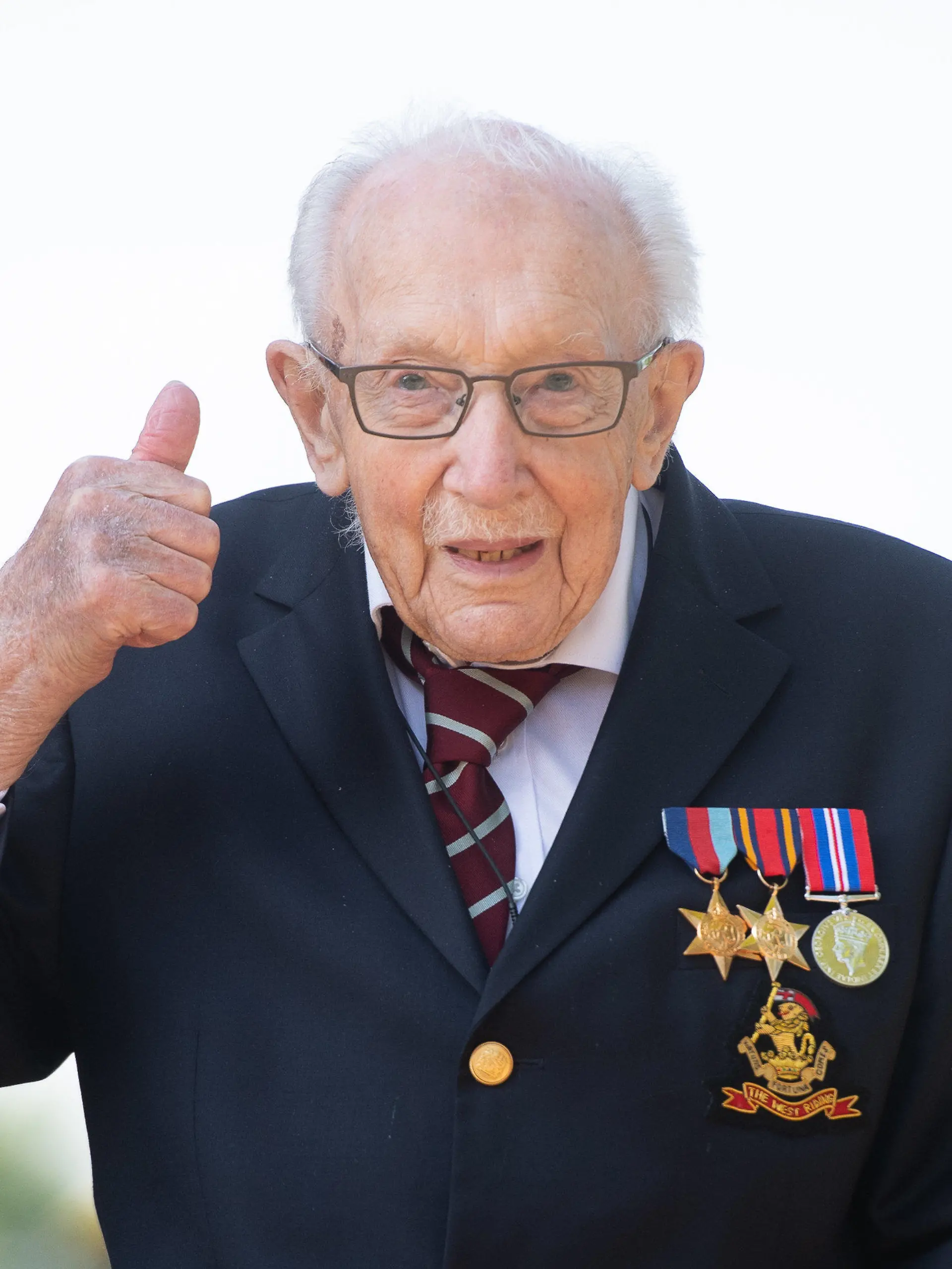 ARCHIV - 16.04.2020, Großbritannien, Marston Moretaine: Der 99-jährige Kriegsveteran Tom Moore zeigt seinen Daumen nach oben. Der Brite ist mit seiner Version der Fußball-Hymne «You'll Never Walk Alone» an die Spitze der Charts in Großbritannien gestürmt. (zu dpa "Knapp 100-jähriger Brite stürmt Charts mit «You'll Never Walk Alone»") Foto: Joe Giddens/PA Wire/dpa +++ dpa-Bildfunk +++