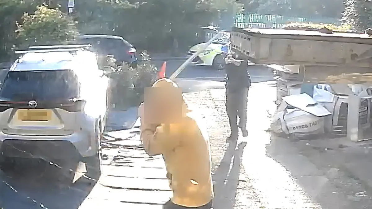 Weil er einen 14-jährigen Jungen auf dem Schulweg mit einem Samurai-Schwert attackiert und getötet hatte, ist ein Mann in London zu lebenslanger Haft verurteilt worden. Der 37-Jährige, bei dem Cannabiskonsum eine Psychose hervorgerufen hatte, kann frühestens nach 40 Jahren vorzeitig aus der Haft entlassen werden, wie Richter Joel Bennathan am Freitag entschied. Eine Geschworenen-Jury hatte den Mann bereits vor einigen Tagen schuldig gesprochen.