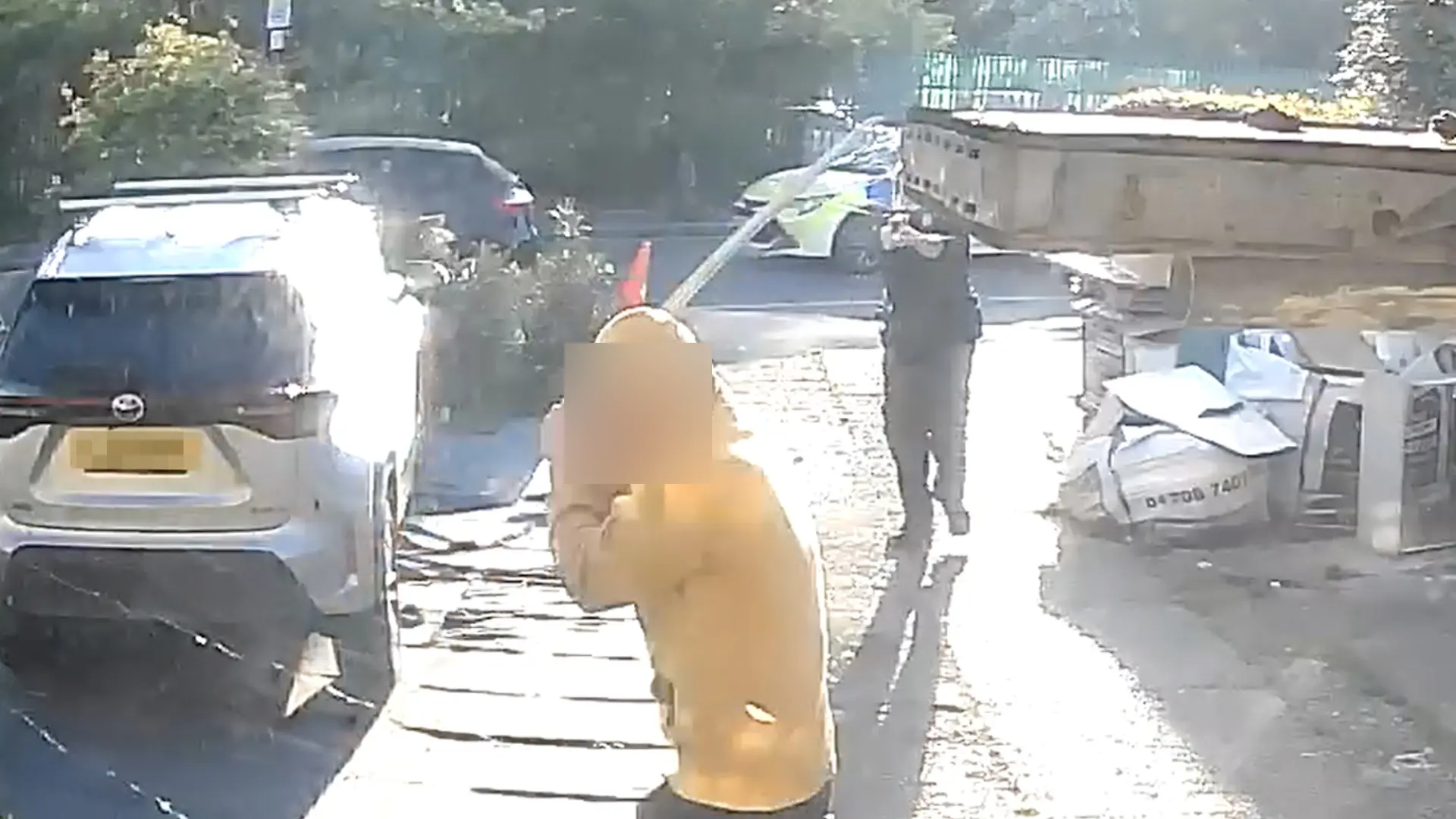 Weil er einen 14-jährigen Jungen auf dem Schulweg mit einem Samurai-Schwert attackiert und getötet hatte, ist ein Mann in London zu lebenslanger Haft verurteilt worden. Der 37-Jährige, bei dem Cannabiskonsum eine Psychose hervorgerufen hatte, kann frühestens nach 40 Jahren vorzeitig aus der Haft entlassen werden, wie Richter Joel Bennathan am Freitag entschied. Eine Geschworenen-Jury hatte den Mann bereits vor einigen Tagen schuldig gesprochen.