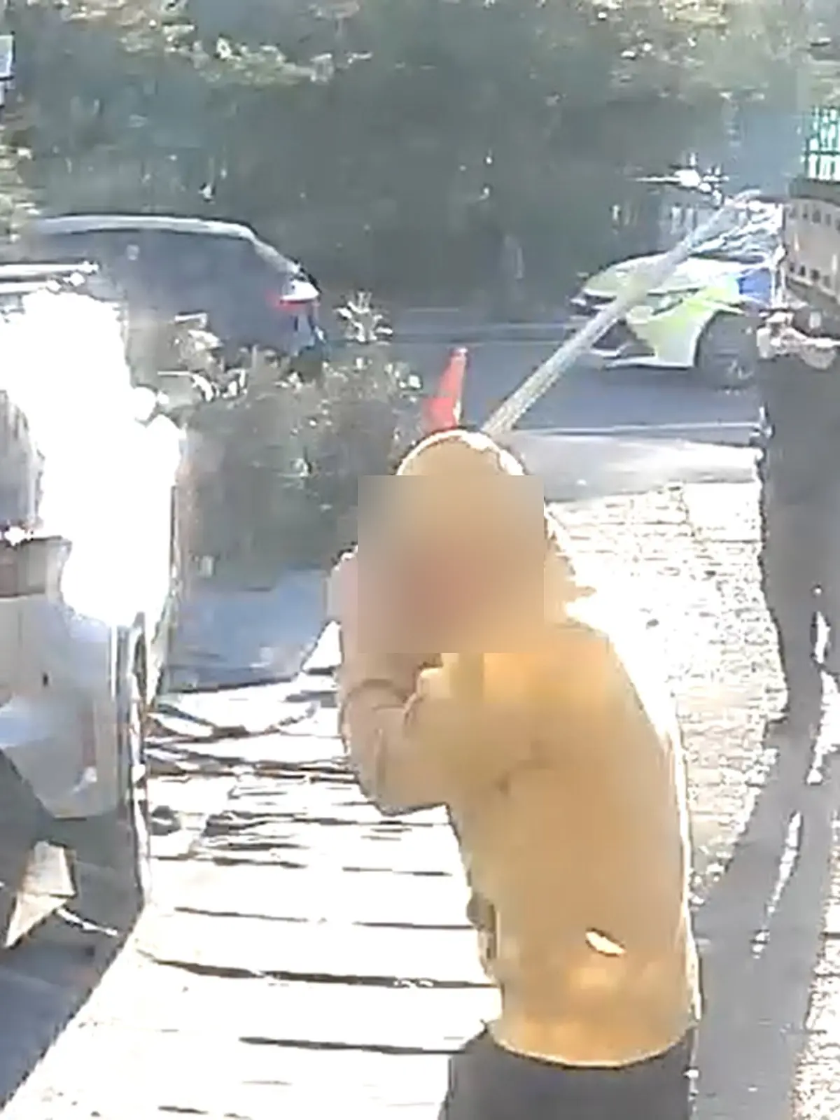 Weil er einen 14-jährigen Jungen auf dem Schulweg mit einem Samurai-Schwert attackiert und getötet hatte, ist ein Mann in London zu lebenslanger Haft verurteilt worden. Der 37-Jährige, bei dem Cannabiskonsum eine Psychose hervorgerufen hatte, kann frühestens nach 40 Jahren vorzeitig aus der Haft entlassen werden, wie Richter Joel Bennathan am Freitag entschied. Eine Geschworenen-Jury hatte den Mann bereits vor einigen Tagen schuldig gesprochen.