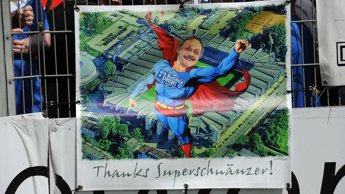 Bildnummer: 13633332  Datum: 19.05.2013  Copyright: imago/Team 2
 19-05-2013, Fussball, Saison 2012-2013, 2. Bundesliga, 34. Spieltag, VfL Bochum - Union Berlin 1-2, Trainer Peter Neururer (VfL Bochum) Transparent als Supermann ; GER xas x2x 2013 quer Aufmacher premiumd kurios Deutschland Herren Saison 2012/2013 2012/13 2.Bundesliga 

Image number 13633332 date 19 05 2013 Copyright imago team 2 19 05 2013 Football Season 2012 2013 2 Bundesliga 34 Matchday VfL Bochum Union Berlin 1 2 team manager Peter Neururer VfL Bochum Transparent as Superman ger xas x2x 2013 horizontal Highlight premiumd funny Germany men Season 2012 2013 2012 13 2 Bundesliga  