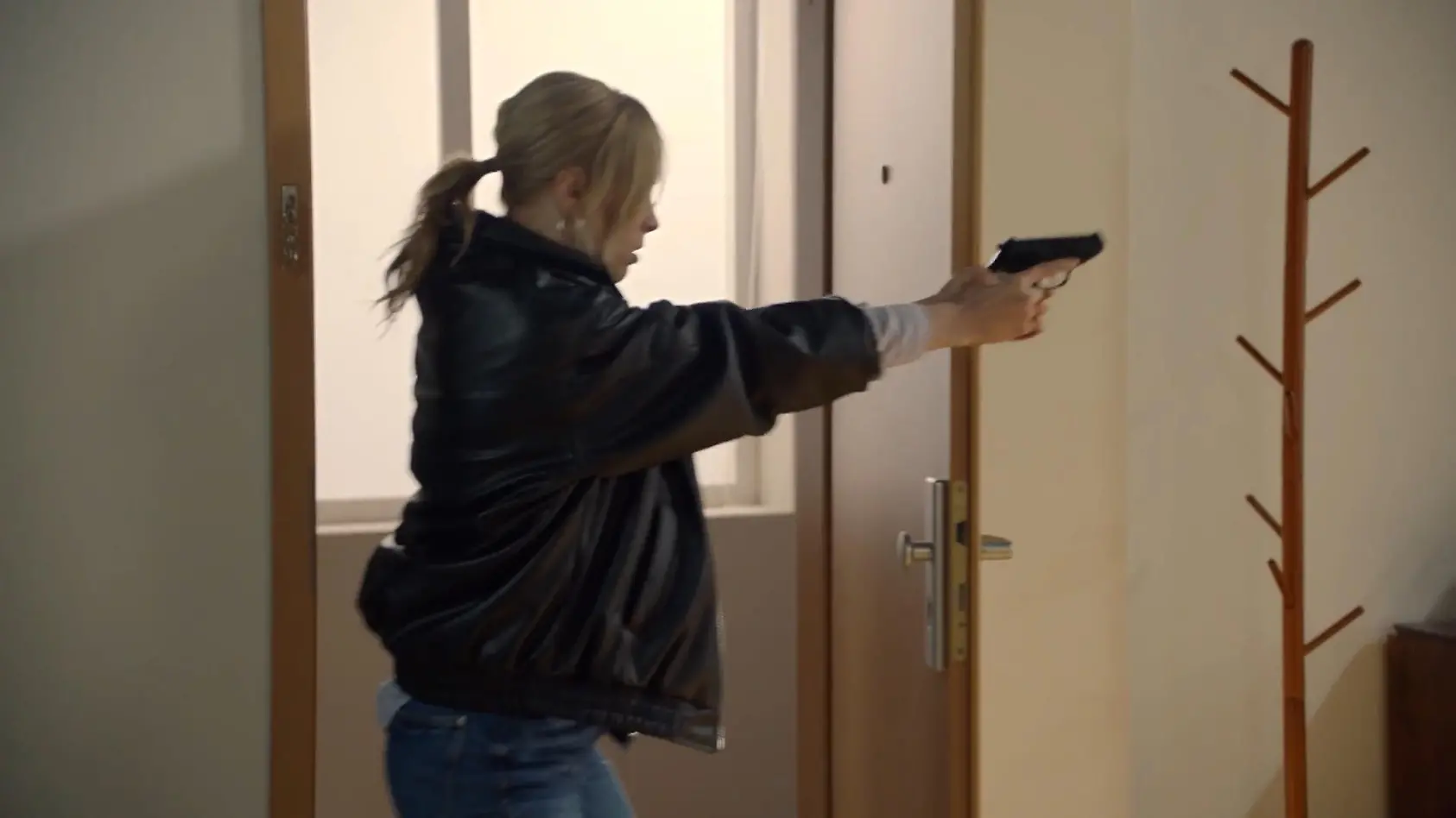GZSZ-Folge 8307 vom 30. Juni 2025 auf RTL+: Zoe ist Gerner und Paulina auf  den Fersen – und hat eine Waffe!