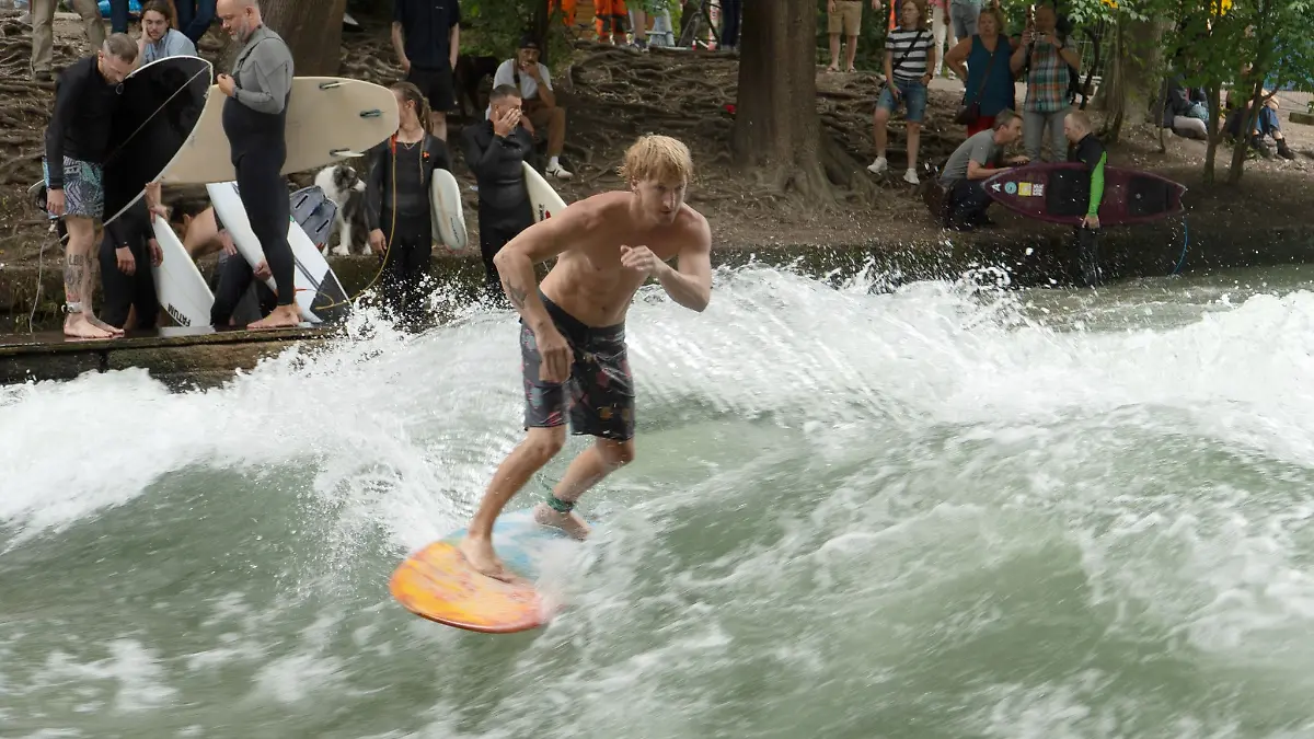 Auf der Eisbachwelle in München wird wieder gesurft.