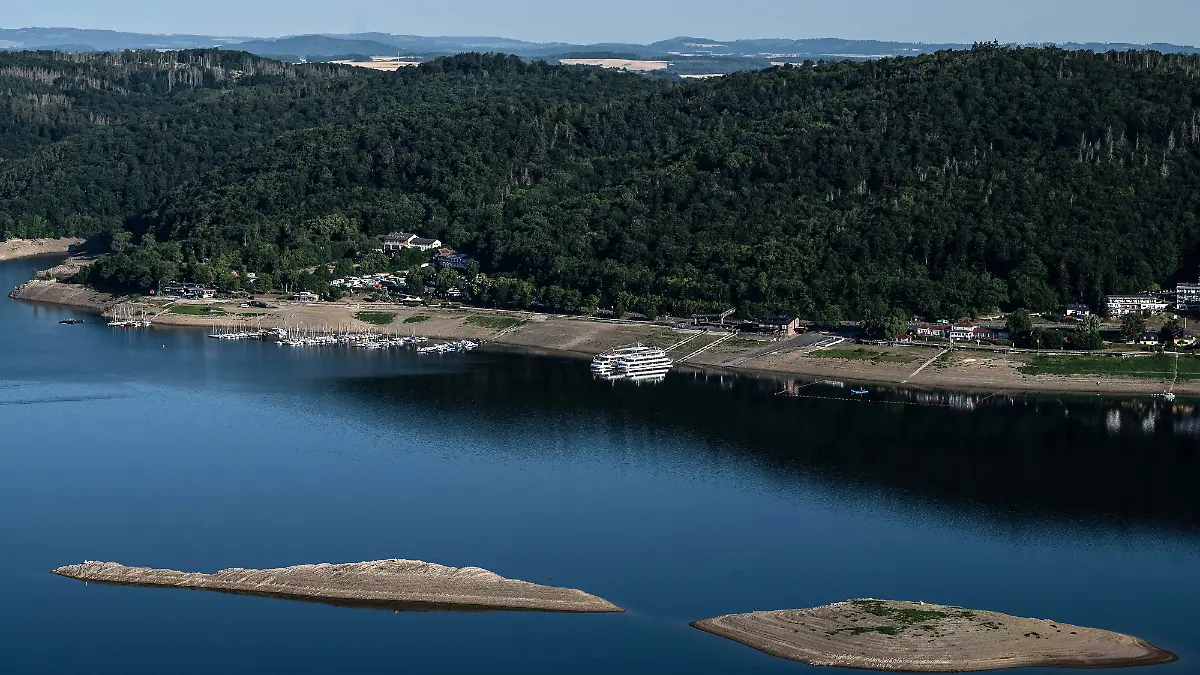 Gerade hatte der Mann noch eine Rutsche benutzt, dann trieb er auf dem Wasser. Leblos und die Umstände sind bisher unklar. Möglicherweise könnte eine frühere Herz-Operation damit etwas zu tun haben.