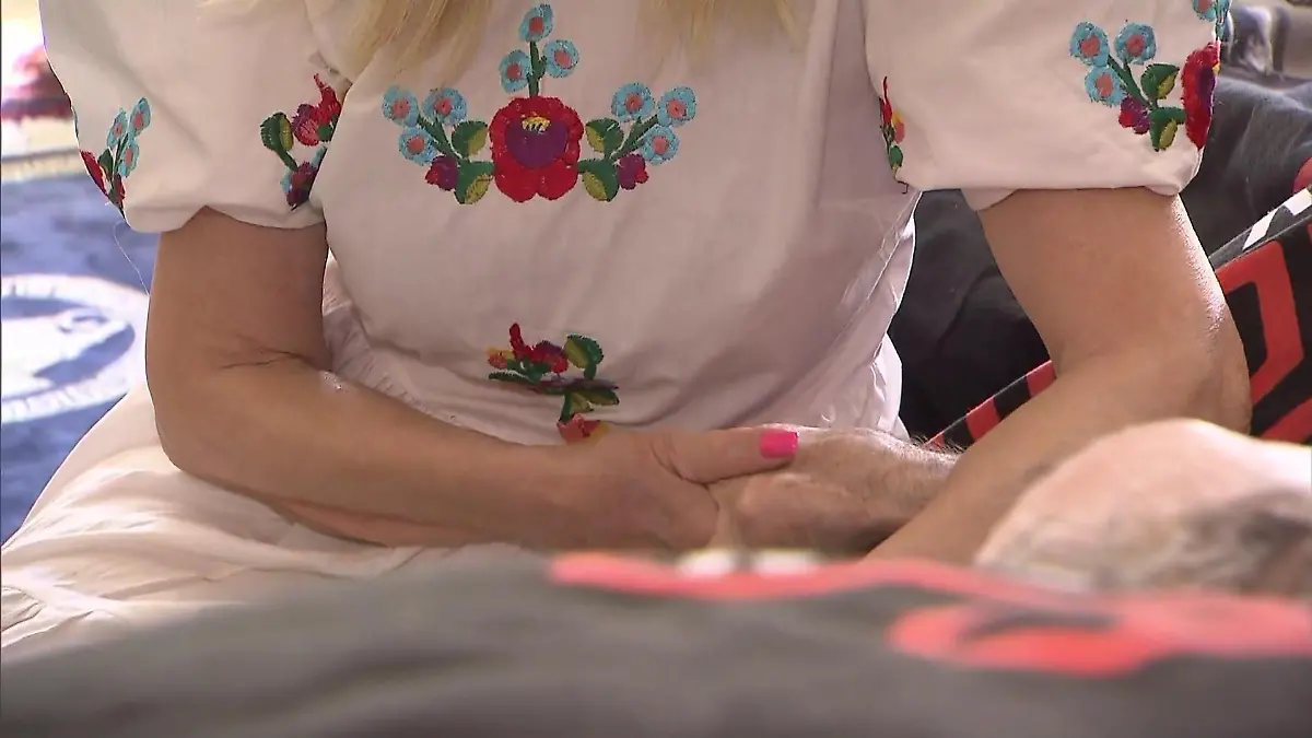 Loslassen fällt ihr schwer: Maria Weller hält die Hand von René