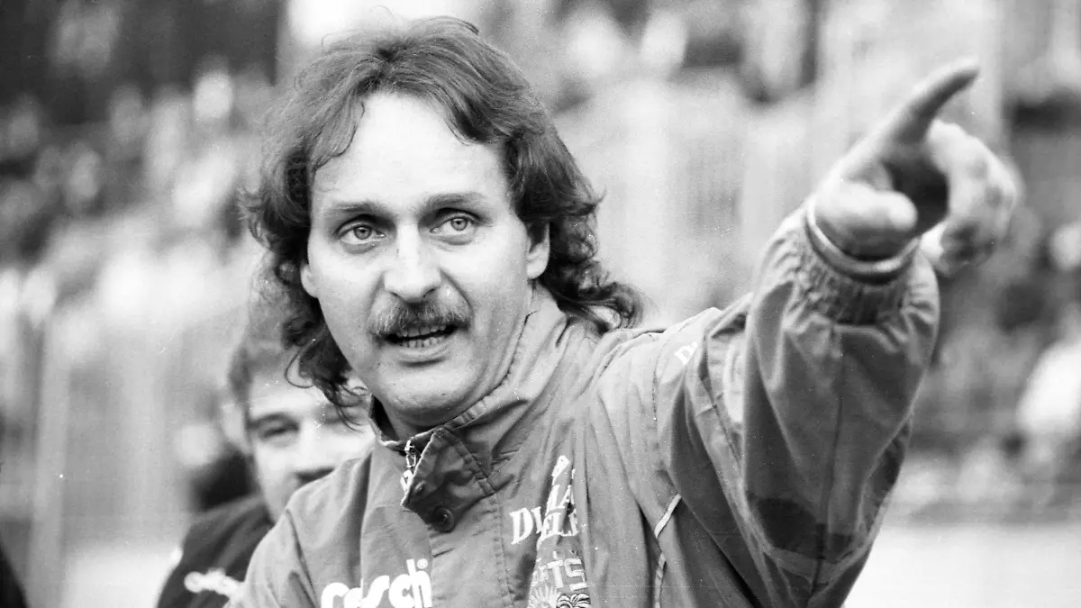 Bildnummer: 08814063  Datum: 31.08.1991  Copyright: imago/Ferdi Hartung
Trainer Peter Neururer (1. FC Saarbrücken) enttäuscht; 802b Fussball 2. BL GER Trainer Vsw vneg xcb ysf 1991 1992 Porträt quer Aufmacher Aufnahmedatum geschätzt

Image number 08814063 date 31 08 1991 Copyright imago Ferdi Hartung team manager Peter Neururer 1 FC Saarbrücken disappointed 802b Football 2 BL ger team manager Vsw Vneg  YSF 1991 1992 Portrait horizontal Highlight date estimated 