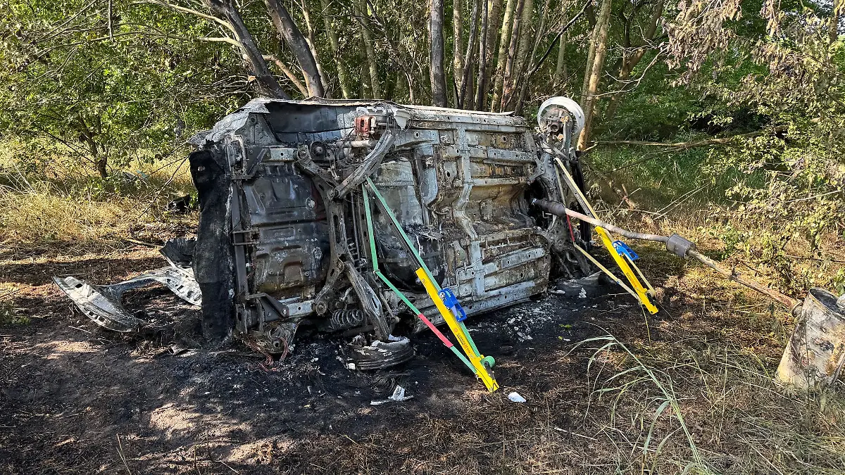 Bei einem Unfall in der Nähe von Meppen wurde der Fahrer getötet. Das Auto fing Feuer, die Feuerwehr verhinderte einen Waldbrand.