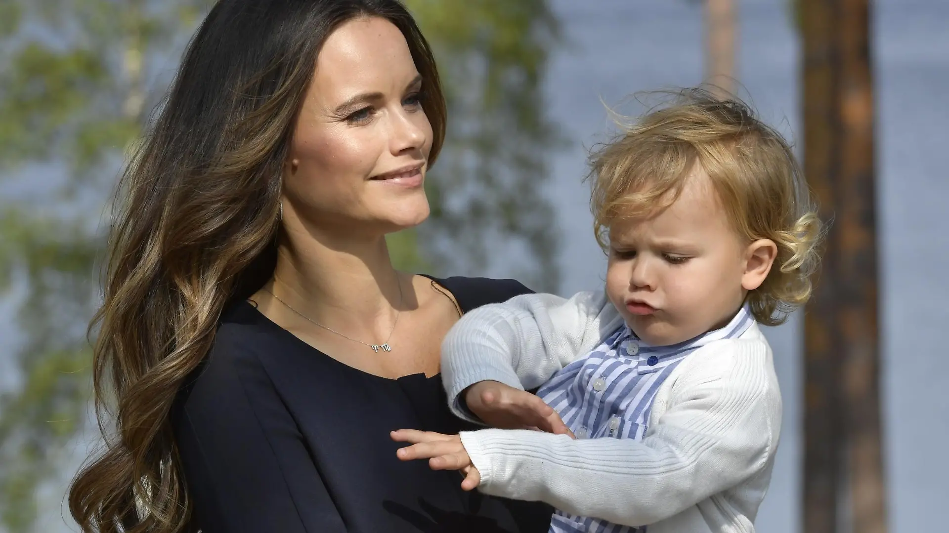 Prinzessin Sofia im Jahr 2018. Sie besucht das Natur-Reservat  I Sodermanland mit Prinz Alexander auf dem Arm.
