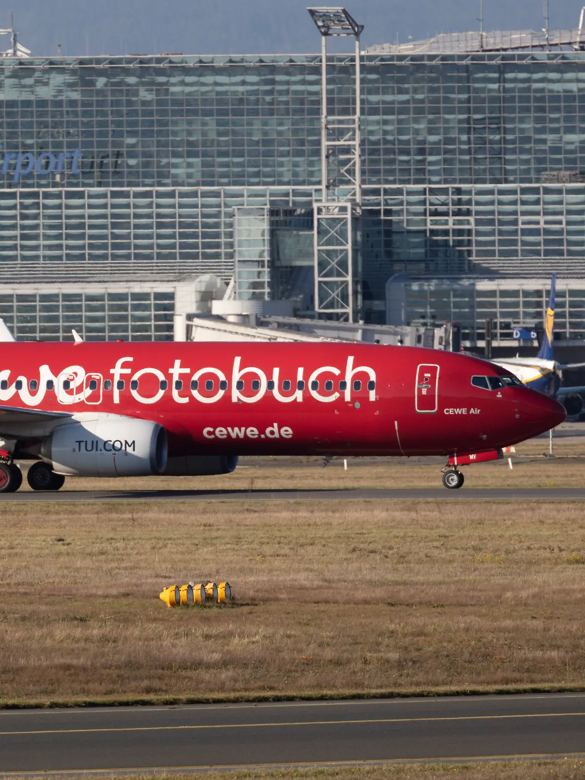 Die Boeing 737-86J B738 mit der Sonderlackierung Cewe Fotobuch