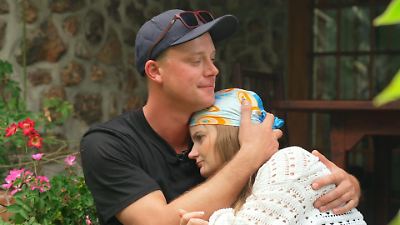 Bild von Sarah flüchtet sich weinend in Bauer Björns Arme