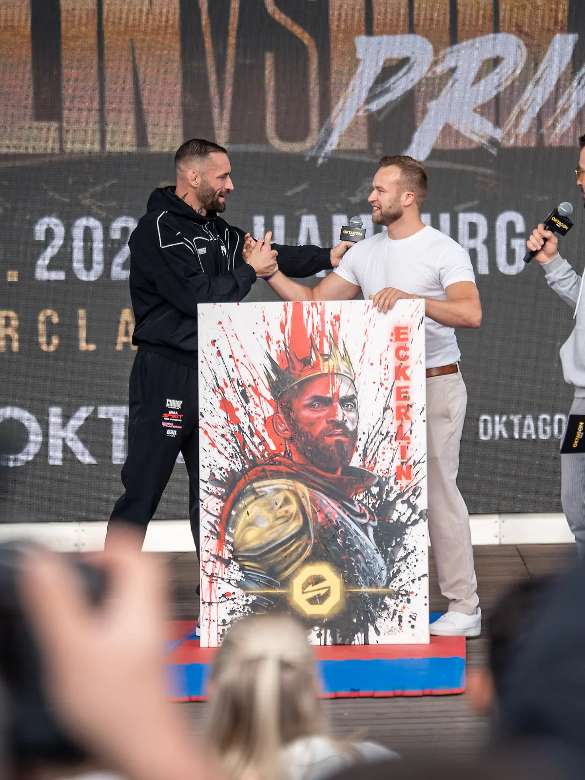 Bild zu: "MMA-Star Eckerlin bekommt irres Kunstwerk!"