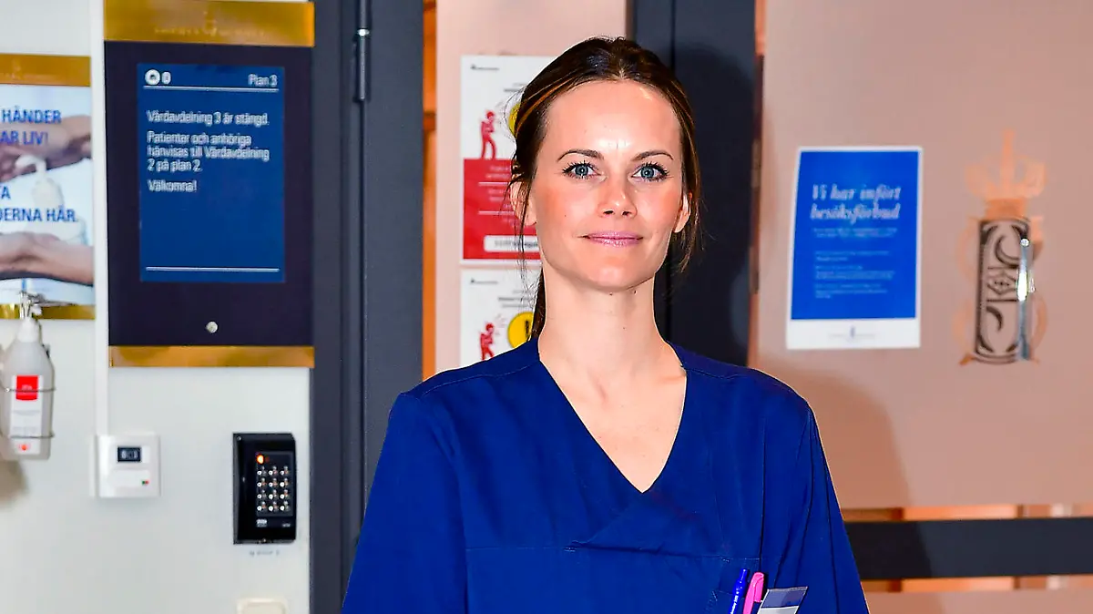 16.04.2020, Schweden, Stockholm: Die schwedische Prinzessin Sofia schaut zu den Fotografen an ihrem ersten Tag im Sophiahemmet Krankenhaus. Wie das Königshaus am Freitag in Stockholm mitteilte, hat die Prinzessin einen Schnellkurs absolviert, um das Klinikpersonal in der Corona-Krise entlasten zu können. Im Sophiaheim in Stockholm werde sie vor allem einfachere Pflegeaufgaben und Reinigungsarbeiten übernehmen. Foto: Jonas Ekstromer/Tt/TT NEWS AGENCY/dpa +++ dpa-Bildfunk +++