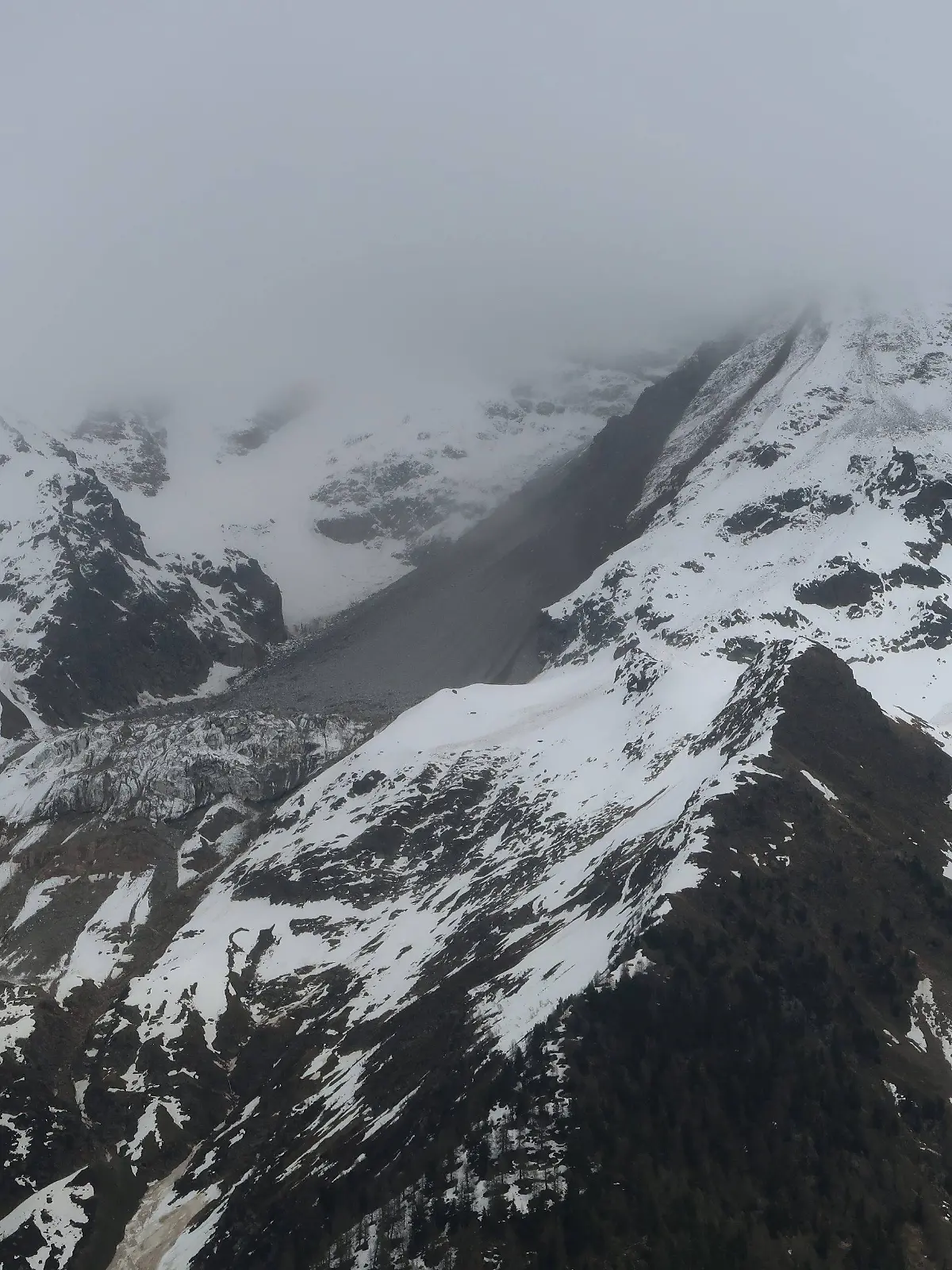 Ein Hubschrauber ist in der Nähe des Oberaletschgletschers in der Schweiz abgestürzt.