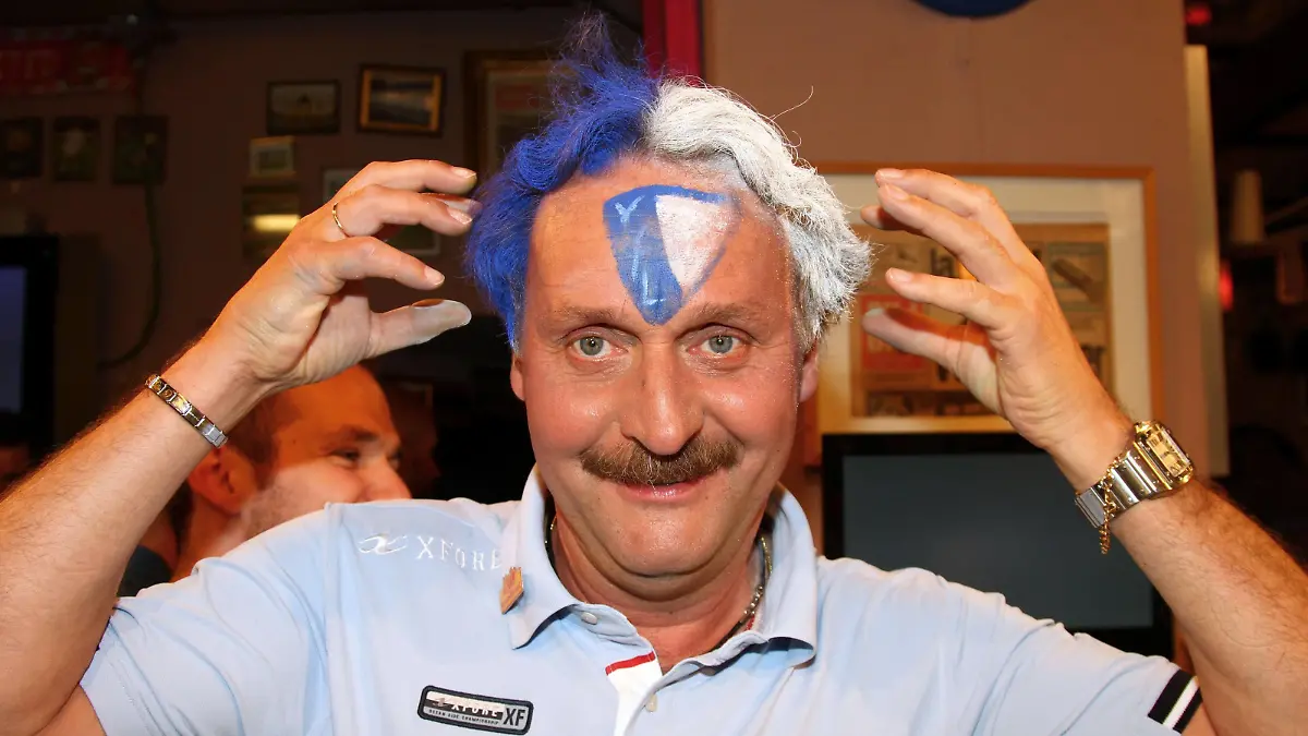 Bildnummer: 13602211  Datum: 14.05.2013  Copyright: imago/Christoph Reichwein14.05.2013, Essen, Fussball, 2. Bundesliga, VfL Bochum, Trainer Peter Neururer (Bochum) bekommt in der Sport1-Sendung Mobilat Fantalk in der 11-Freunde-Bar in Essen die Haare blau gefärbt. Trainer Peter Neururer (Bochum) bekommt die Haare gefärbt. Blau Weiss Weiß Wappen VFL Bochum ; 2012 Haarfäbrung Haare färben blau weiß x0x xsk 2013 quer Aufmacher premiumd kurios Komik Fussball Fußball Herren Männer Maenner Soccer Wettbewerb Wettkampf Saison 2012/2013 2012/13 12/13 DFB DFL Bundesliga 2. Liga Zweitligist Zweite Liga Neururer Peter Schnorres Wette Wettschuld Wetteinsatz Haare Frisur Friseur Färben gefärbt frisieren blaue Haare Sport1 DSF Mobilat Fantalk Kneipe Fans TV Live Livesendung Image number 13602211 date 14 05 2013 Copyright imago Christoph Reichwein 14 05 2013 Eat Football 2 Bundesliga VfL Bochum team manager Peter Neururer Bochum gets in the Sport1 Consignment Mobilat Fantalk in the 11 Friends Bar in Eat The Hair Blue dyed team manager Peter Neururer Bochum gets The Hair dyed Blue White White Coat of arms VfL Bochum 2012  Hair stain Blue White x0x xsk 2013 horizontal Highlight premiumd funny comic Football Football men Men Men Soccer Competition Competition Season 2012 2013 2012 13 12 13 DFB DFL Bundesliga 2 League Zweitligist Second League Neururer Peter  Bet Wettschuld Bet Hair Hairdo Hairdresser stain dyed Hairdressing Blue Hair Sport1 DSF Mobilat Fantalk Pub supporters TV Live Live broadcast  