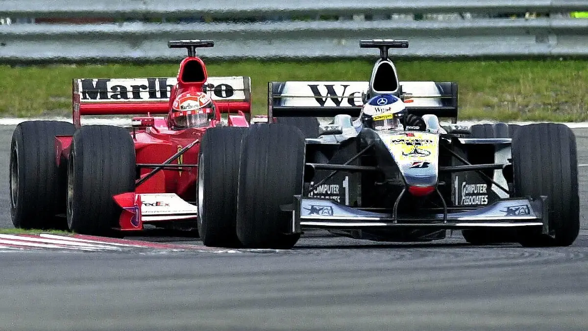 Mika Häkkinen (McLaren) und Michael Schumacher (Ferrari) 2000 in Spa
