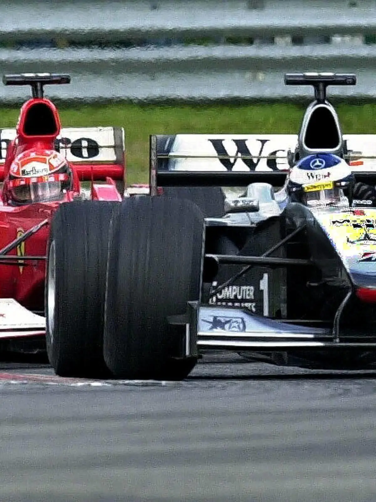 Mika Häkkinen (McLaren) und Michael Schumacher (Ferrari) 2000 in Spa