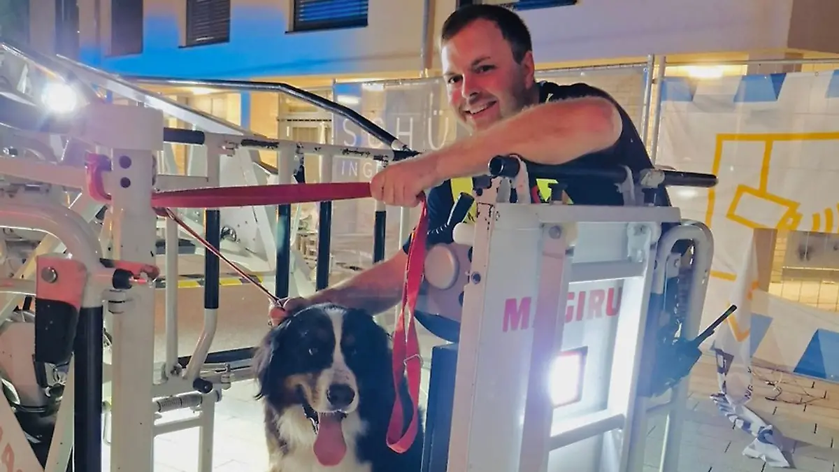 Ein Feuerwehrmann holt einen Hund mittels der Drehleiter aus 20 Metern Höhe vom Dach eines Einkaufszentrums.