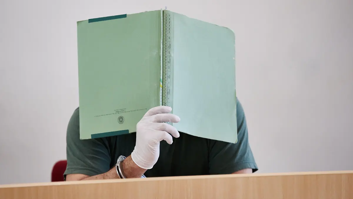 23.04.2020, Schleswig-Holstein, Lübeck: Der wegen versuchten Mordes, Vergewaltigung und Freiheitsberaubung Angeklagte sitzt vor Prozessbeginn im Gerichtssaal. Er soll am frühen Morgen des 12.10.2019 eine Studentin, die auf dem Heimweg von einer Party war, in seine Gewalt gebracht, sexuell missbraucht, geknebelt und gefesselt haben. Anschließend soll er sie gefesselt an der Autobahn 20 nahe Mönkhagen zurückgelassen haben. Foto: Georg Wendt/dpa +++ dpa-Bildfunk +++