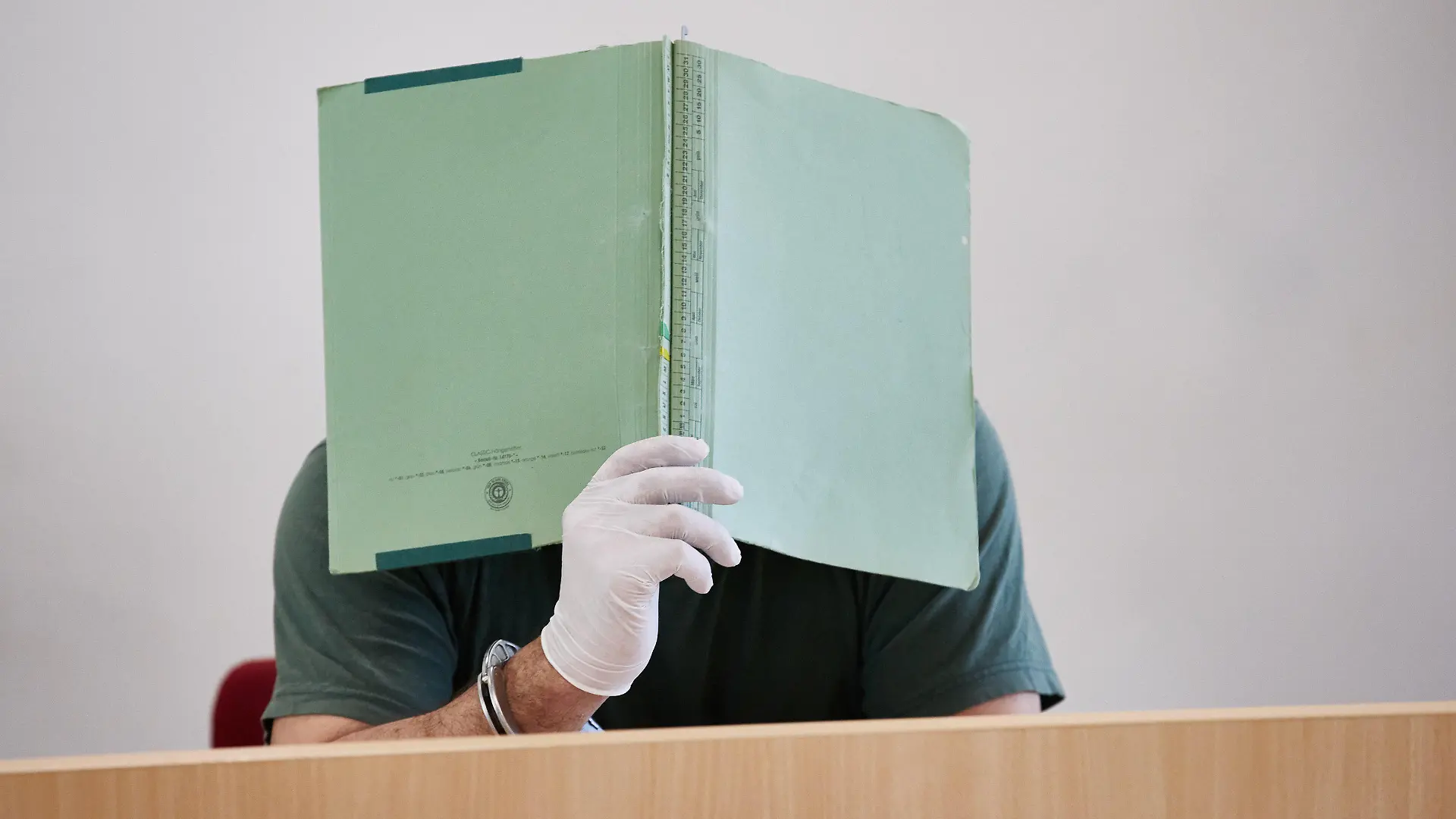 23.04.2020, Schleswig-Holstein, Lübeck: Der wegen versuchten Mordes, Vergewaltigung und Freiheitsberaubung Angeklagte sitzt vor Prozessbeginn im Gerichtssaal. Er soll am frühen Morgen des 12.10.2019 eine Studentin, die auf dem Heimweg von einer Party war, in seine Gewalt gebracht, sexuell missbraucht, geknebelt und gefesselt haben. Anschließend soll er sie gefesselt an der Autobahn 20 nahe Mönkhagen zurückgelassen haben. Foto: Georg Wendt/dpa +++ dpa-Bildfunk +++