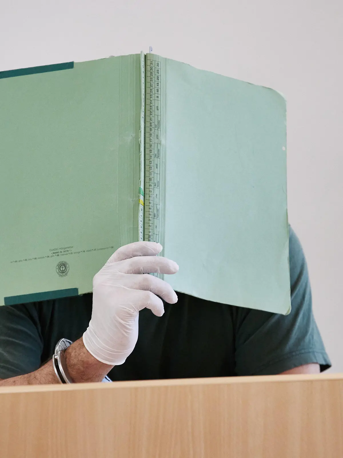 23.04.2020, Schleswig-Holstein, Lübeck: Der wegen versuchten Mordes, Vergewaltigung und Freiheitsberaubung Angeklagte sitzt vor Prozessbeginn im Gerichtssaal. Er soll am frühen Morgen des 12.10.2019 eine Studentin, die auf dem Heimweg von einer Party war, in seine Gewalt gebracht, sexuell missbraucht, geknebelt und gefesselt haben. Anschließend soll er sie gefesselt an der Autobahn 20 nahe Mönkhagen zurückgelassen haben. Foto: Georg Wendt/dpa +++ dpa-Bildfunk +++