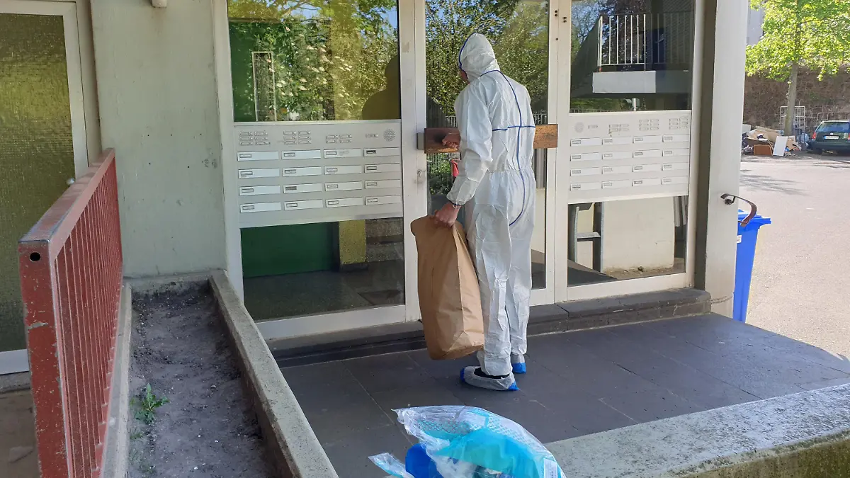22.04.2020, Nordrhein-Westfalen, Mönchengladbach: Ein Kriminaltechniker betritt ein Haus. Nach dem Tod eines fünfjährigen Jungen in dem Haus ermittelt eine Mordkommission der Polizei. Die Beamten nahmen die 23-jährige Mutter und den gleichaltrigen Lebensgefährten vorläufig fest, wie es in einer Mitteilung vom Mittwoch hieß. Foto: Theo Titz/dpa +++ dpa-Bildfunk +++