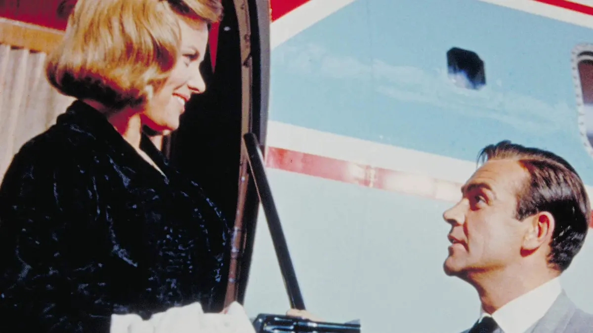 Pussy Galore (Honor Blackman, li.) und Geheimagent James Bond 007 (Sean Connery, re). Kinostart: 14.01.1965