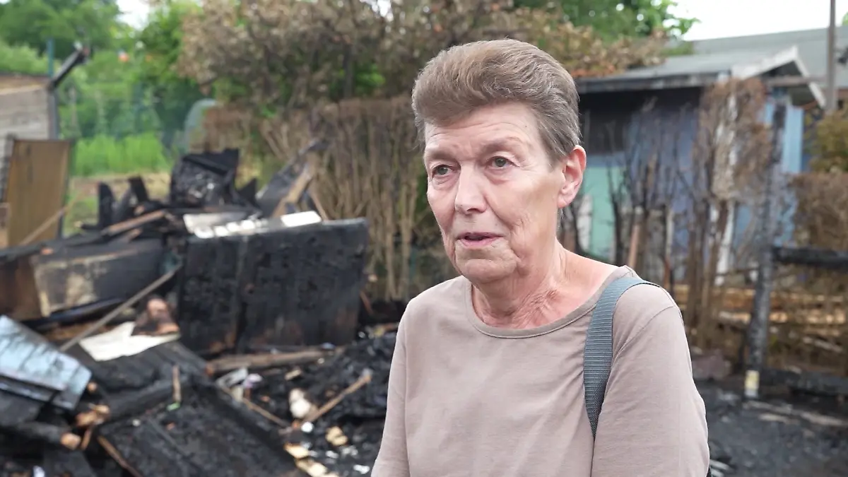 Wurde Opfer der Horror-Kinder von Zirndorf: Gisela Tejkel steht vor den Trümmern ihres Kleingartens. Sie sagt: „Mein Lebenswerk ist zerstört worden.”