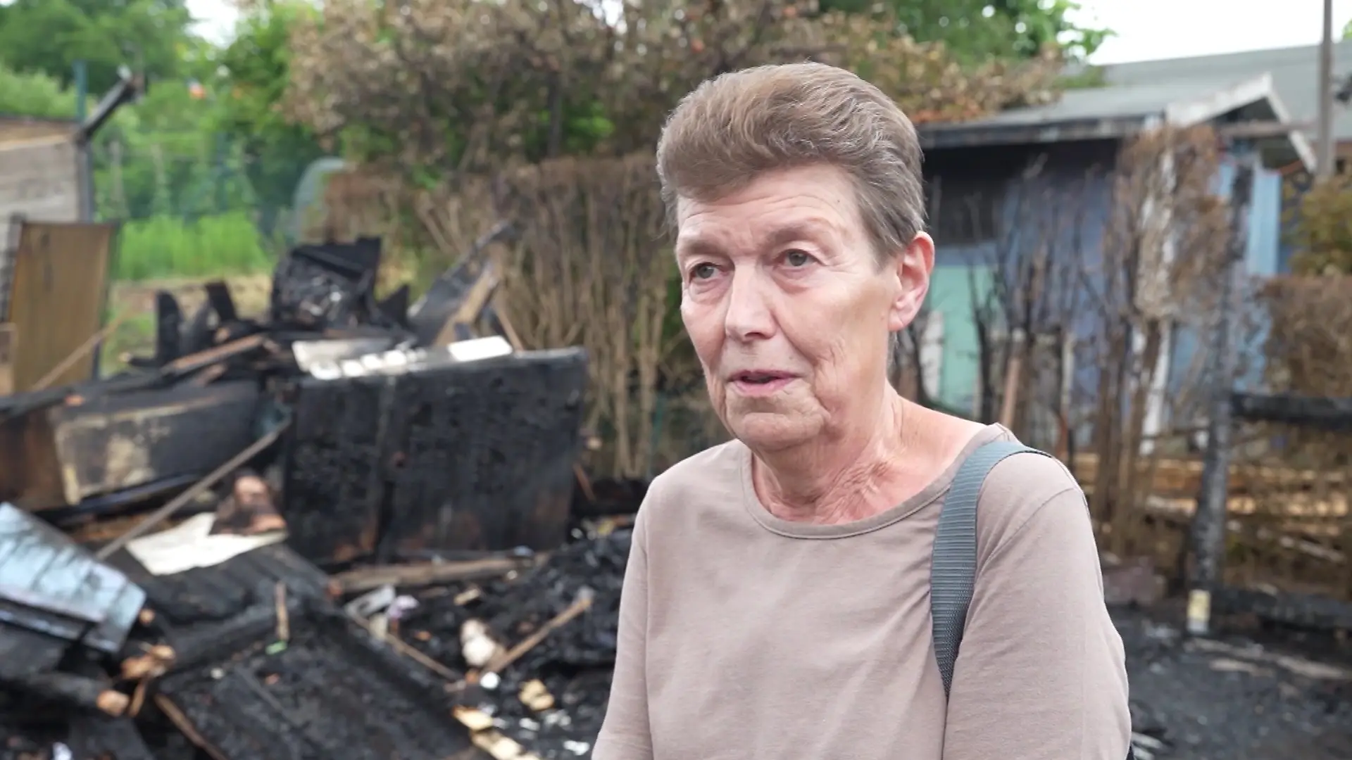 Wurde Opfer der Horror-Kinder von Zirndorf: Gisela Tejkel steht vor den Trümmern ihres Kleingartens. Sie sagt: „Mein Lebenswerk ist zerstört worden.”