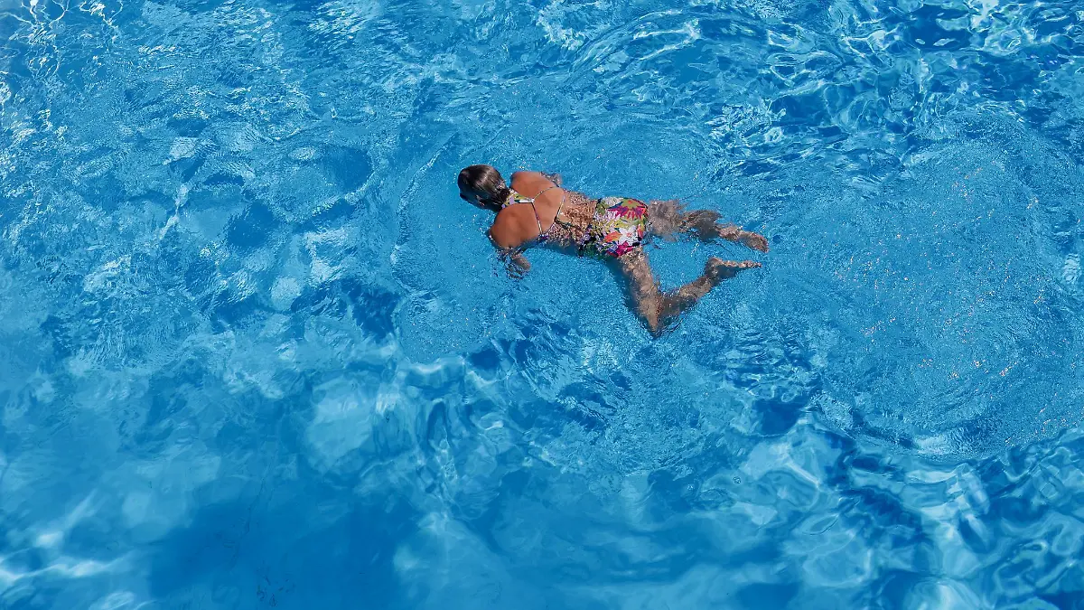 Bei sommerlichen Temperaturen suchen viele Abkühlung im Freibad.