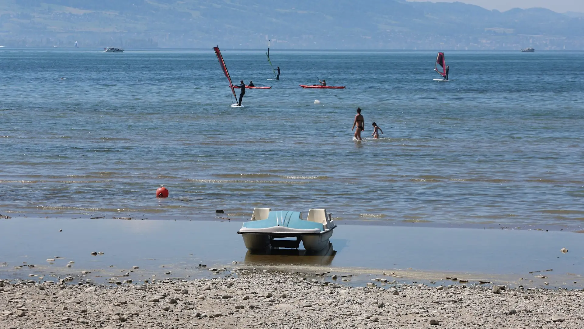 Die Polizei geht davon aus, dass ein Badeunfall am Bodensee tödlich endete. (Archivbild)