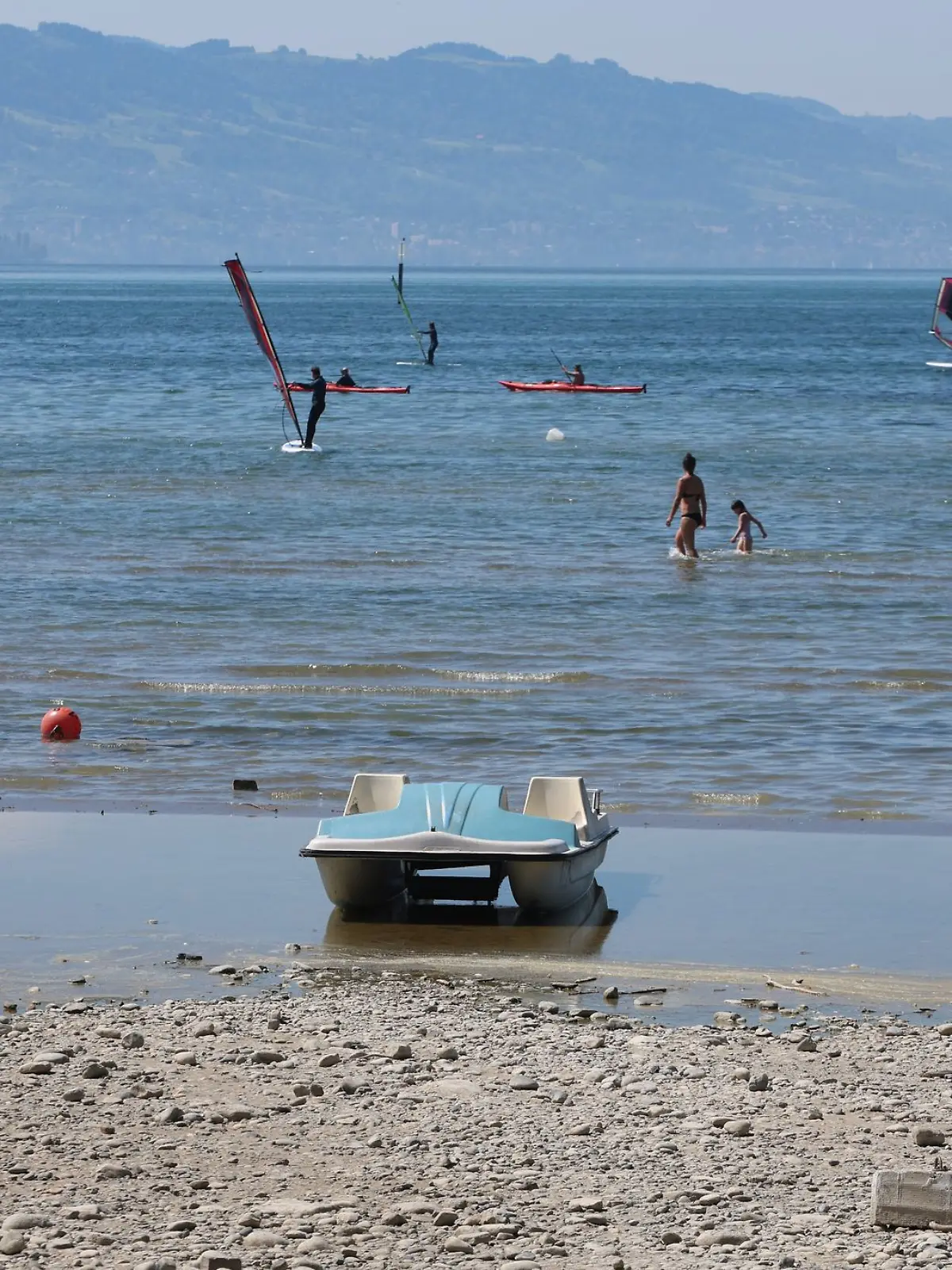 Bild zu: "Junger Mann geht vor Augen seiner Freunde im Bodensee unter"