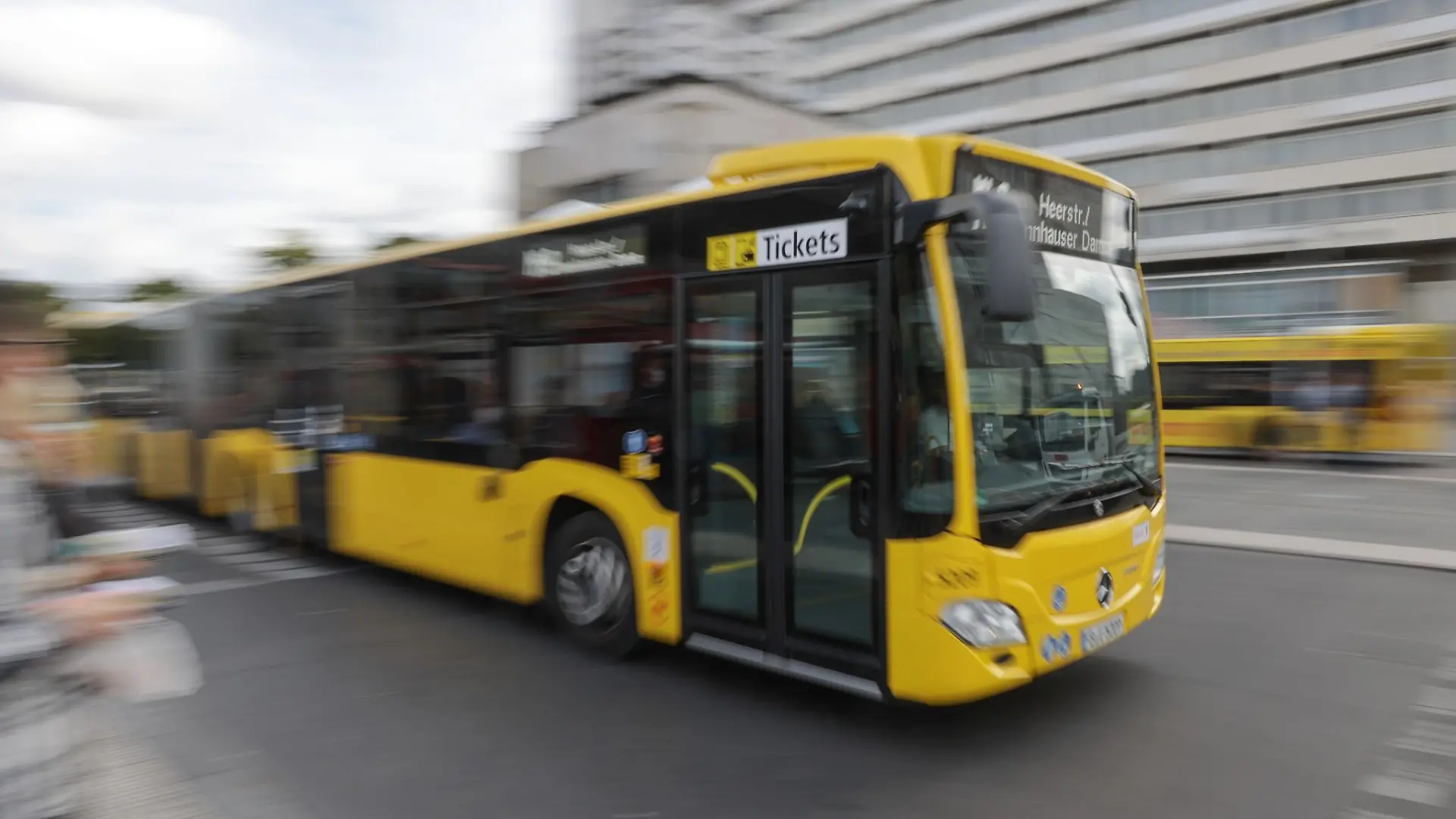 Am Samstag verletzte sich eine Frau bei einem Unfall mit einem Bus schwer. (Symbolbild)